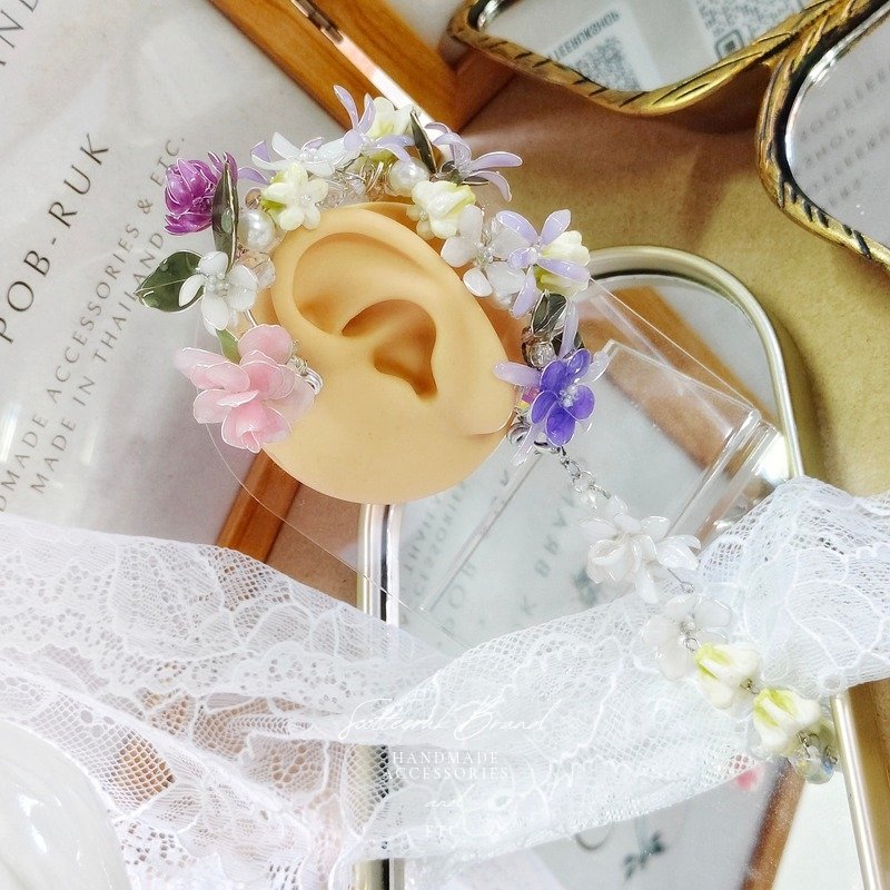 SootteerukB's tweet photo. NO.56 มาลัยรัดเกล้าดอกกุหลาบ/บานไม่รู้โรย/มะลิ/พวงคราม/ดอกรัก
Material : Wire UV resin
*สามารถปรับดัดเป็นจรหูได้*
#HandmadeAccessories

ราคา 1,790.- บาท ส่งฟรี 
💳 บัตรเครดิต *ชาร์จ 2%+VAT*
สนใจเมนชั่น "จอง/จ/CF/F" มาได้เลยนะคะ https://t.co/9yr9gW6jLc