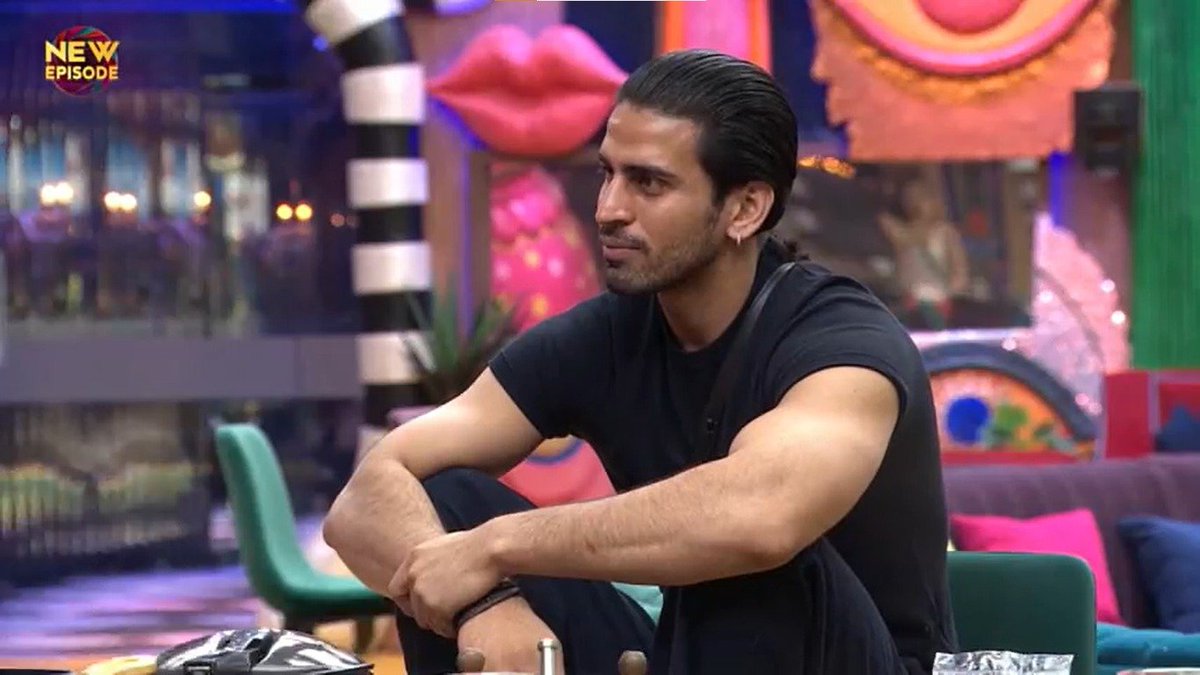 Sanacasm's tweet photo. Ye gullu nahata ni hai kya?? Daily itna gnda dikhta hai 

#ArishfaKhan #BiggBoss20 https://t.co/7PmDFL7yHH