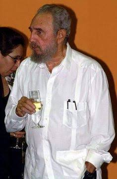 Penachem's tweet photo. @Estadao Mesma camisa de Fidel Castro, porque será??? https://t.co/4znA5DI1uv