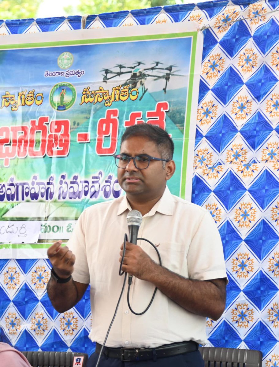 Collector_PDPL's tweet photo. ఓదెల, 2026 అక్టోబర్-06:
---------------------------------------
భూ-భారతి రీ-సర్వే ద్వారా క్షేత్రస్థాయిలో ప్రతి భూమి హద్దులను ఖచ్చితంగా నిర్ధారించి, సమగ్ర భూ రికార్డులను రూపొందించనున్నట్లు *జిల్లా కలెక్టర్ కోయ శ్రీహర్ష* తెలిపారు. రీ-సర్వే ప్రక్రియ విజయవంతంగా పూర్తయ్యేలా రైతులు, ప్రజలు అధికారులకు పూర్తి సహకారం అందించాలని కోరారు.

ఈ సందర్భంగా *జిల్లా కలెక్టర్ కోయ శ్రీహర్ష మాట్లాడుతూ,* తెలంగాణ ప్రాంతంలో చివరిసారిగా 1937లో భూ సర్వే జరిగిందని తెలిపారు. అనేక సంవత్సరాల అనంతరం ప్రస్తుతం రాష్ట్ర ప్రభుత్వం అన్ని గ్రామాల్లో సమగ్ర రీ-సర్వే నిర్వహించాలని నిర్ణయించిందన్నారు.

భూముల హద్దులు, రికార్డులలో మార్పులతో సమస్యలు
గతంలో ఒక సర్వే నంబర్‌లోని భూమి ఒకే వ్యక్తి వద్ద ఉండేదని, కాలక్రమేణా కొనుగోళ్లు, అమ్మకాలు, వారసత్వ బదలాయింపులు తదితర కారణాలతో భూములు అనేక చేతులు మారాయని తెలిపారు.

 పట్టాదారు పాస్‌పుస్తకాల్లో మార్పులు జరిగినప్పటికీ క్షేత్రస్థాయిలో ప్రతి భూమికి సంబంధించిన ఖచ్చితమైన మ్యాప్ అందుబాటులో లేకపోవడం వల్ల భూముల విస్తీర్ణంలో తేడాలు, హద్దులకు సంబంధించిన సమస్యలు  ఉత్పన్నమవుతున్నాయని పేర్కొన్నారు.

ఈ సమస్యలకు పరిష్కారం చూపడంతో పాటు భవిష్యత్‌లో భూ వివాదాలకు అవకాశం లేకుండా చేయడమే సమగ్ర రీ-సర్వే ప్రధాన ఉద్దేశ్యమని కలెక్టర్ తెలిపారు. ఆధునిక సాంకేతిక పరిజ్ఞానాన్ని వినియోగించి ప్రతి భూమిని క్షేత్రస్థాయిలో సర్వే చేసి ఖచ్చితమైన హద్దులను నిర్ధారిస్తామని చెప్పారు.

*పెద్దపల్లి జిల్లాలో తొలి దశలో 70 గ్రామాల్లో రీ-సర్వే*

పెద్దపల్లి జిల్లాలో మొత్తం 190 రెవెన్యూ గ్రామాలు ఉన్నాయని, మొదటి దశలో 70 గ్రామాలను రీ-సర్వే కోసం ఎంపిక చేసినట్లు జిల్లా కలెక్టర్ తెలిపారు. ఈ గ్రామాల్లో ఇందుర్తి కూడా ఒకటని పేర్కొన్నారు.

రీ-సర్వేలో భాగంగా ముందుగా గ్రామ సరిహద్దులను నిర్ధారించి, అనంతరం ఇళ్లు, ప్రభుత్వ ఆస్తులు, వ్యవసాయ భూములను ఆధునిక సాంకేతిక పరిజ్ఞానంతో సర్వే చేస్తామని తెలిపారు. ఆధునిక సర్వే పరికరాల సహాయంతో భూముల హద్దులను ఖచ్చితంగా గుర్తించి సమగ్ర భూ రికార్డులను రూపొందిస్తామని వెల్లడించారు.

సర్వే అనంతరం 21 రోజుల పాటు అభ్యంతరాల స్వీకరణ
రీ-సర్వే పూర్తయిన అనంతరం గ్రామాల్లో భూ వివరాలను ప్రజల పరిశీలనకు ప్రకటిస్తామని తెలిపారు. భూ వివరాలపై ప్రజలకు 21 రోజుల గడువు ఇస్తామని, ఈ సమయంలో వచ్చిన అభ్యంతరాలను స్వీకరించి పరిశీలించి పరిష్కరిస్తామని పేర్కొన్నారు.

అభ్యంతరాల పరిష్కారం అనంతరం తుది భూ వివరాలను ఆన్‌లైన్‌లో నమోదు చేసి భూధార్ కార్డులను జారీ చేస్తామని తెలిపారు. భవిష్యత్‌లో భూములకు సంబంధించిన వివరాలు సులభంగా గుర్తించేందుకు, భూ హక్కులకు భద్రత కల్పించేందుకు ఈ ప్రక్రియ ఎంతో ఉపయోగపడుతుందని అన్నారు.

*పైలెట్ ప్రాజెక్టులో 99 శాతం సమస్యల పరిష్కారం*

రాష్ట్రంలో పైలెట్ ప్రాజెక్టు కింద ఐదు గ్రామాల్లో నిర్వహించిన రీ-సర్వే ద్వారా సుమారు 99 శాతం భూ సమస్యలను పరిష్కరించగలిగామని జిల్లా కలెక్టర్ తెలిపారు. భూముల విస్తీర్ణం, హద్దులు, ఇతర భూ సంబంధిత సమస్యలకు రీ-సర్వే ద్వారా శాశ్వత పరిష్కారం లభించే అవకాశం ఉందన్నారు.

ప్రభుత్వం ప్రవేశపెట్టిన భూ-భారతి పోర్టల్ ద్వారా ఇప్పటికే అనేక భూ సమస్యలను పరిష్కరించామని తెలిపారు. రీ-సర్వే ద్వారా రూపొందించే ఖచ్చితమైన భూ రికార్డులు భూ-భారతి వ్యవస్థను మరింత బలోపేతం చేస్తాయని పేర్కొన్నారు.

*రోజుకు 40 నుంచి 50 ఎకరాల వరకు సర్వే*

రీ-సర్వేలో భాగంగా రోజుకు సుమారు 40 నుంచి 50 ఎకరాల వరకు సర్వే నిర్వహించే అవకాశం ఉందని  తెలిపారు. ఏ భూములను, ఏ సమయంలో సర్వే చేయనున్నారనే సమాచారాన్ని ముందుగానే సంబంధిత రైతులకు తెలియజేస్తామని చెప్పారు.
సంబంధిత రైతులు నిర్దేశిత సమయంలో తమ భూముల వద్ద అందుబాటులో ఉండి సర్వే సిబ్బందికి అవసరమైన సహకారం అందించాలని కోరారు. 

భూములకు సంబంధించిన పత్రాలు, వివరాలతో రైతులు అందుబాటులో ఉండటం వల్ల సర్వే ప్రక్రియ మరింత సులభంగా, వేగంగా పూర్తవుతుందని తెలిపారు.

రీ-సర్వే ద్వారా రూపొందించే భూ వివరాలు రాబోయే 
60 నుంచి 70 సంవత్సరాల వరకు ఉపయోగపడేలా పకడ్బందీగా రూపొందించనున్నట్లు  తెలిపారు. ఆధార్ తరహాలో భూమికి ప్రత్యేక గుర్తింపుగా భూధార్ కార్డుల జారీకి ఈ రీ-సర్వే కీలకమని పేర్కొన్నారు.

భవిష్యత్ తరాలకు కూడా ఉపయోగపడేలా ఖచ్చితమైన భూ రికార్డులను రూపొందించేందుకు ప్రభుత్వం చేపట్టిన ఈ కార్యక్రమంలో ప్రతి ఒక్కరూ భాగస్వాములు కావాలని  కోరారు.

రీ-సర్వే సమయంలో అధికారులు, సర్వే సిబ్బందికి రైతులు, ప్రజలు పూర్తి సహకారం అందించాలని, భూ వివరాలకు సంబంధించి ఏవైనా సందేహాలు లేదా అభ్యంతరాలు ఉంటే నిర్దేశిత ప్రక్రియలో వాటిని తెలియజేయాలని  సూచించారు.