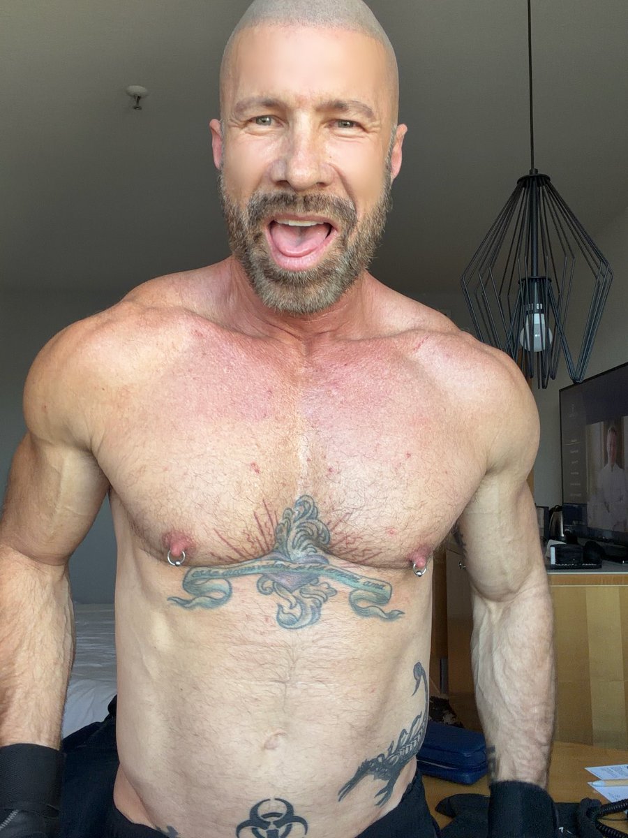 HotRawHole2Fill's tweet photo. Quick workout landing in Frankfurt https://t.co/W9NomhVBiF