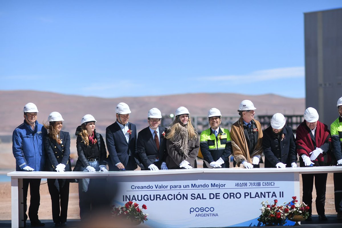 mediceneljefe's tweet photo. @KarinaMileiOK, junto a @DiegoSantilli, @NachoDevitt y Fabián Fernández, inauguró la nueva planta de litio de POSCO en el Salar del Hombre Muerto para producir 100.000 toneladas. Más de 5.000 empleos y confianza total en la Argentina de @JMilei. VLLC!!! https://t.co/VThkrMiMIG