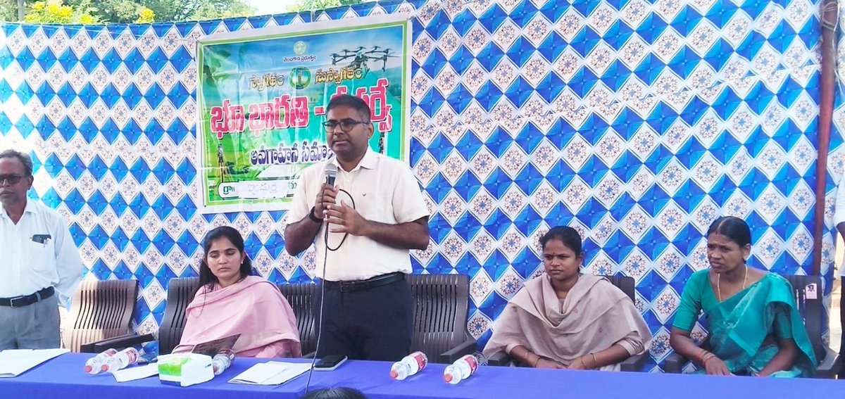 Collector_PDPL's tweet photo. ఓదెల, 2026 అక్టోబర్-06:
---------------------------------------
భూ-భారతి రీ-సర్వే ద్వారా క్షేత్రస్థాయిలో ప్రతి భూమి హద్దులను ఖచ్చితంగా నిర్ధారించి, సమగ్ర భూ రికార్డులను రూపొందించనున్నట్లు *జిల్లా కలెక్టర్ కోయ శ్రీహర్ష* తెలిపారు. రీ-సర్వే ప్రక్రియ విజయవంతంగా పూర్తయ్యేలా రైతులు, ప్రజలు అధికారులకు పూర్తి సహకారం అందించాలని కోరారు.

ఈ సందర్భంగా *జిల్లా కలెక్టర్ కోయ శ్రీహర్ష మాట్లాడుతూ,* తెలంగాణ ప్రాంతంలో చివరిసారిగా 1937లో భూ సర్వే జరిగిందని తెలిపారు. అనేక సంవత్సరాల అనంతరం ప్రస్తుతం రాష్ట్ర ప్రభుత్వం అన్ని గ్రామాల్లో సమగ్ర రీ-సర్వే నిర్వహించాలని నిర్ణయించిందన్నారు.

భూముల హద్దులు, రికార్డులలో మార్పులతో సమస్యలు
గతంలో ఒక సర్వే నంబర్‌లోని భూమి ఒకే వ్యక్తి వద్ద ఉండేదని, కాలక్రమేణా కొనుగోళ్లు, అమ్మకాలు, వారసత్వ బదలాయింపులు తదితర కారణాలతో భూములు అనేక చేతులు మారాయని తెలిపారు.

 పట్టాదారు పాస్‌పుస్తకాల్లో మార్పులు జరిగినప్పటికీ క్షేత్రస్థాయిలో ప్రతి భూమికి సంబంధించిన ఖచ్చితమైన మ్యాప్ అందుబాటులో లేకపోవడం వల్ల భూముల విస్తీర్ణంలో తేడాలు, హద్దులకు సంబంధించిన సమస్యలు  ఉత్పన్నమవుతున్నాయని పేర్కొన్నారు.

ఈ సమస్యలకు పరిష్కారం చూపడంతో పాటు భవిష్యత్‌లో భూ వివాదాలకు అవకాశం లేకుండా చేయడమే సమగ్ర రీ-సర్వే ప్రధాన ఉద్దేశ్యమని కలెక్టర్ తెలిపారు. ఆధునిక సాంకేతిక పరిజ్ఞానాన్ని వినియోగించి ప్రతి భూమిని క్షేత్రస్థాయిలో సర్వే చేసి ఖచ్చితమైన హద్దులను నిర్ధారిస్తామని చెప్పారు.

*పెద్దపల్లి జిల్లాలో తొలి దశలో 70 గ్రామాల్లో రీ-సర్వే*

పెద్దపల్లి జిల్లాలో మొత్తం 190 రెవెన్యూ గ్రామాలు ఉన్నాయని, మొదటి దశలో 70 గ్రామాలను రీ-సర్వే కోసం ఎంపిక చేసినట్లు జిల్లా కలెక్టర్ తెలిపారు. ఈ గ్రామాల్లో ఇందుర్తి కూడా ఒకటని పేర్కొన్నారు.

రీ-సర్వేలో భాగంగా ముందుగా గ్రామ సరిహద్దులను నిర్ధారించి, అనంతరం ఇళ్లు, ప్రభుత్వ ఆస్తులు, వ్యవసాయ భూములను ఆధునిక సాంకేతిక పరిజ్ఞానంతో సర్వే చేస్తామని తెలిపారు. ఆధునిక సర్వే పరికరాల సహాయంతో భూముల హద్దులను ఖచ్చితంగా గుర్తించి సమగ్ర భూ రికార్డులను రూపొందిస్తామని వెల్లడించారు.

సర్వే అనంతరం 21 రోజుల పాటు అభ్యంతరాల స్వీకరణ
రీ-సర్వే పూర్తయిన అనంతరం గ్రామాల్లో భూ వివరాలను ప్రజల పరిశీలనకు ప్రకటిస్తామని తెలిపారు. భూ వివరాలపై ప్రజలకు 21 రోజుల గడువు ఇస్తామని, ఈ సమయంలో వచ్చిన అభ్యంతరాలను స్వీకరించి పరిశీలించి పరిష్కరిస్తామని పేర్కొన్నారు.

అభ్యంతరాల పరిష్కారం అనంతరం తుది భూ వివరాలను ఆన్‌లైన్‌లో నమోదు చేసి భూధార్ కార్డులను జారీ చేస్తామని తెలిపారు. భవిష్యత్‌లో భూములకు సంబంధించిన వివరాలు సులభంగా గుర్తించేందుకు, భూ హక్కులకు భద్రత కల్పించేందుకు ఈ ప్రక్రియ ఎంతో ఉపయోగపడుతుందని అన్నారు.

*పైలెట్ ప్రాజెక్టులో 99 శాతం సమస్యల పరిష్కారం*

రాష్ట్రంలో పైలెట్ ప్రాజెక్టు కింద ఐదు గ్రామాల్లో నిర్వహించిన రీ-సర్వే ద్వారా సుమారు 99 శాతం భూ సమస్యలను పరిష్కరించగలిగామని జిల్లా కలెక్టర్ తెలిపారు. భూముల విస్తీర్ణం, హద్దులు, ఇతర భూ సంబంధిత సమస్యలకు రీ-సర్వే ద్వారా శాశ్వత పరిష్కారం లభించే అవకాశం ఉందన్నారు.

ప్రభుత్వం ప్రవేశపెట్టిన భూ-భారతి పోర్టల్ ద్వారా ఇప్పటికే అనేక భూ సమస్యలను పరిష్కరించామని తెలిపారు. రీ-సర్వే ద్వారా రూపొందించే ఖచ్చితమైన భూ రికార్డులు భూ-భారతి వ్యవస్థను మరింత బలోపేతం చేస్తాయని పేర్కొన్నారు.

*రోజుకు 40 నుంచి 50 ఎకరాల వరకు సర్వే*

రీ-సర్వేలో భాగంగా రోజుకు సుమారు 40 నుంచి 50 ఎకరాల వరకు సర్వే నిర్వహించే అవకాశం ఉందని  తెలిపారు. ఏ భూములను, ఏ సమయంలో సర్వే చేయనున్నారనే సమాచారాన్ని ముందుగానే సంబంధిత రైతులకు తెలియజేస్తామని చెప్పారు.
సంబంధిత రైతులు నిర్దేశిత సమయంలో తమ భూముల వద్ద అందుబాటులో ఉండి సర్వే సిబ్బందికి అవసరమైన సహకారం అందించాలని కోరారు. 

భూములకు సంబంధించిన పత్రాలు, వివరాలతో రైతులు అందుబాటులో ఉండటం వల్ల సర్వే ప్రక్రియ మరింత సులభంగా, వేగంగా పూర్తవుతుందని తెలిపారు.

రీ-సర్వే ద్వారా రూపొందించే భూ వివరాలు రాబోయే 
60 నుంచి 70 సంవత్సరాల వరకు ఉపయోగపడేలా పకడ్బందీగా రూపొందించనున్నట్లు  తెలిపారు. ఆధార్ తరహాలో భూమికి ప్రత్యేక గుర్తింపుగా భూధార్ కార్డుల జారీకి ఈ రీ-సర్వే కీలకమని పేర్కొన్నారు.

భవిష్యత్ తరాలకు కూడా ఉపయోగపడేలా ఖచ్చితమైన భూ రికార్డులను రూపొందించేందుకు ప్రభుత్వం చేపట్టిన ఈ కార్యక్రమంలో ప్రతి ఒక్కరూ భాగస్వాములు కావాలని  కోరారు.

రీ-సర్వే సమయంలో అధికారులు, సర్వే సిబ్బందికి రైతులు, ప్రజలు పూర్తి సహకారం అందించాలని, భూ వివరాలకు సంబంధించి ఏవైనా సందేహాలు లేదా అభ్యంతరాలు ఉంటే నిర్దేశిత ప్రక్రియలో వాటిని తెలియజేయాలని  సూచించారు.