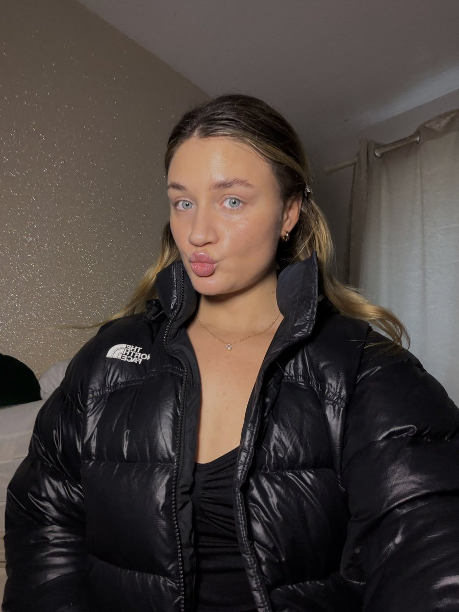 GoddessJ2202's tweet photo. Well now the weather is getting colder it’s only right to bring my NF back out 😝

Video responses while I go on a walk?? https://t.co/Q3uUGc8bRx