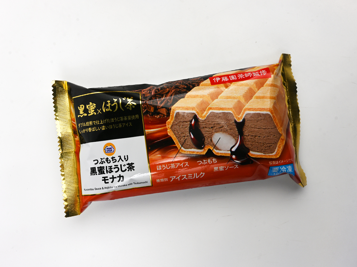 icemania's tweet photo. 【感動】ほうじ茶アイスが濃厚でめちゃくちゃおいしい！✨ミニストップで和風モナカアイスが販売中!!🍵🍡

ミニストップ『つぶもち入り黒蜜ほうじ茶モナカ』

伊藤園茶師監修の濃いほうじ茶アイス×黒蜜ソース×つぶもち。弾力のある硬めのつぶもちが食べごたえ抜群!!製造はセリア・ロイル。15山モナカのビジュアルに「ころっとつぶ餅」を思い出す人はアイス通です😋

ご興味ある方はお近くのミニストップでチェックしてください！価格：302円（税込）