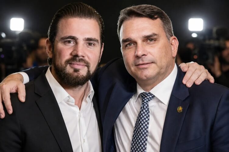 corrupcaobrnews's tweet photo. 🚨CONFIRMADO! Eleitores ESQUECERAM envolvimento de Flávio Bolsonaro com Vorcaro. Campanha teme que isso seja relembrado. https://t.co/ZSflKVtc0G