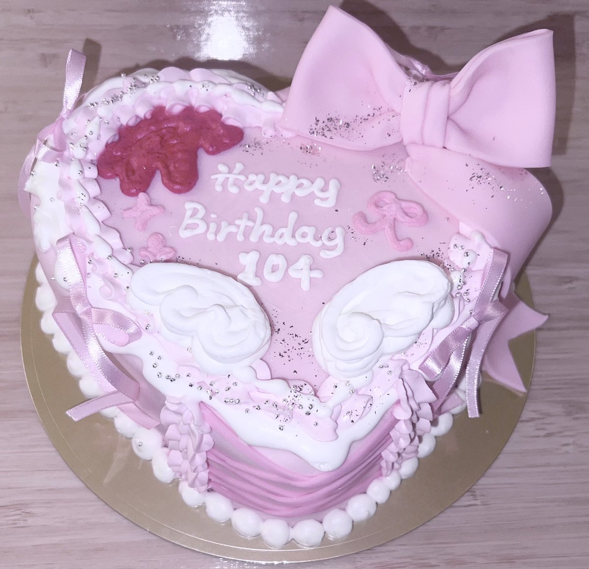 siron__x's tweet photo. 初めてデザインした超あまあまなオーダーケーキ見て〜♡    

←デザイン        →実物 https://t.co/eA1Hqy9daT