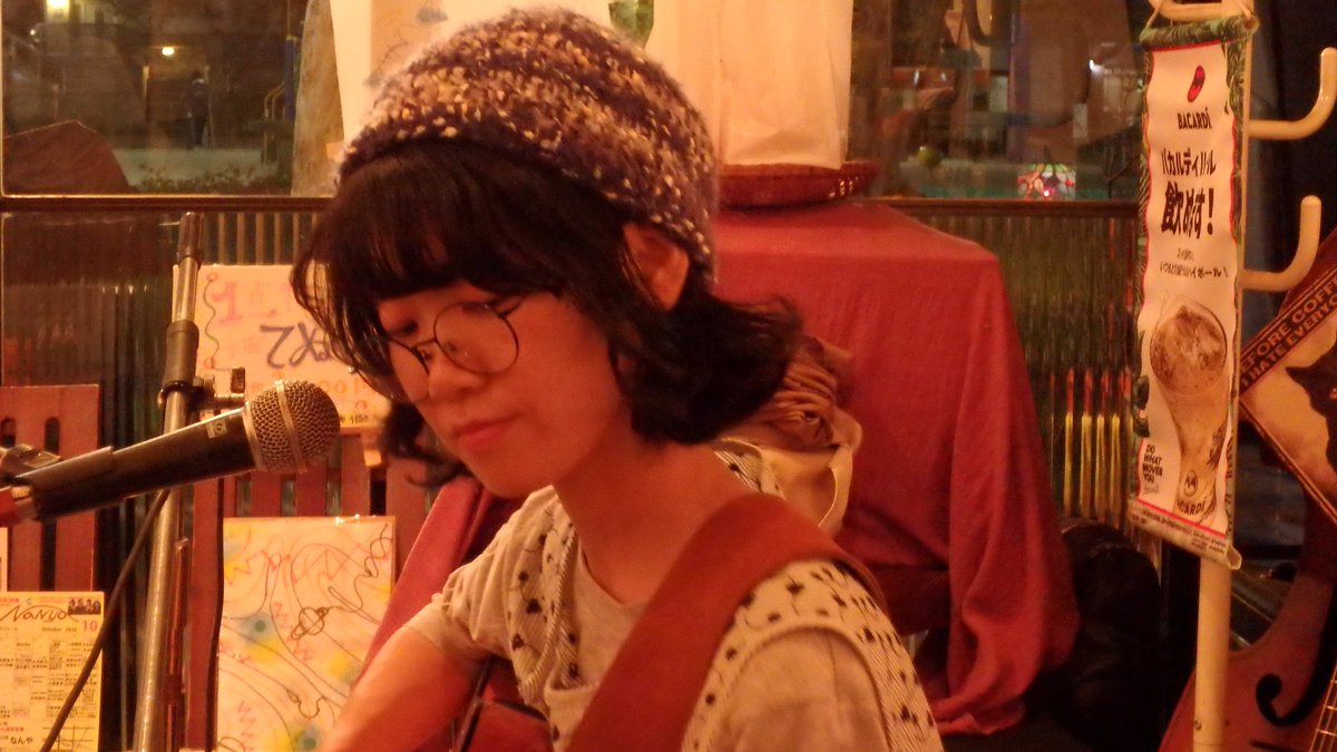 10wj0's tweet photo. お名前は存じていたが昨晩お初でした　#穂乃実　さん。ガットギターで優しい歌声とメロディーで創る世界観は聴いていて心地よかった。どこにでもある日常を切り取り歌われた曲たちはどれもが良かった。音源もお迎えしました。平日ライブはレアだったようで昨晩のタイミングで出会えて聴けて良かった https://t.co/MeLvYL83fR