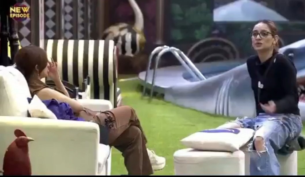 Riyahoonmain's tweet photo. Yesterday in live feed #ArishfaKhan was crying. Today after watching the episode i came to know that she was crying after #QaziTouqeer came to hug her. Bandi dikhati nahi hai feeling but she's also hurt #BiggBoss20 conveniently didn't show it properly. https://t.co/13PF3RZNMl