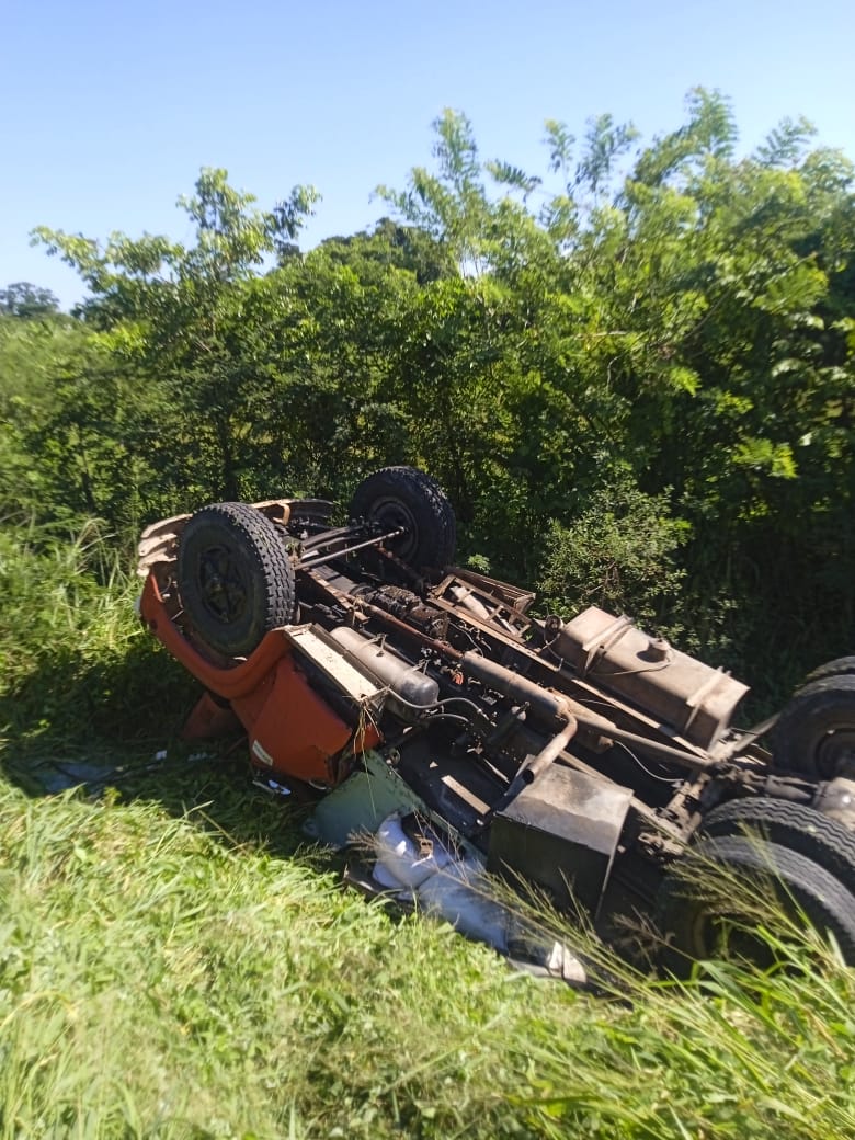 cadenagramonte's tweet photo. 🚨 Accidente en #Camagüey: un fallecido y 8 lesionados.

Un ómnibus de Viazul (ruta Santiago–Habana) impactó un camión de Esazúcar parqueado por fallas técnicas en el km 544 de la Carretera Central, San Blas.
🔹 Trasbordo garantizado para los pasajeros.
 #Cuba https://t.co/KAKok0vUXh