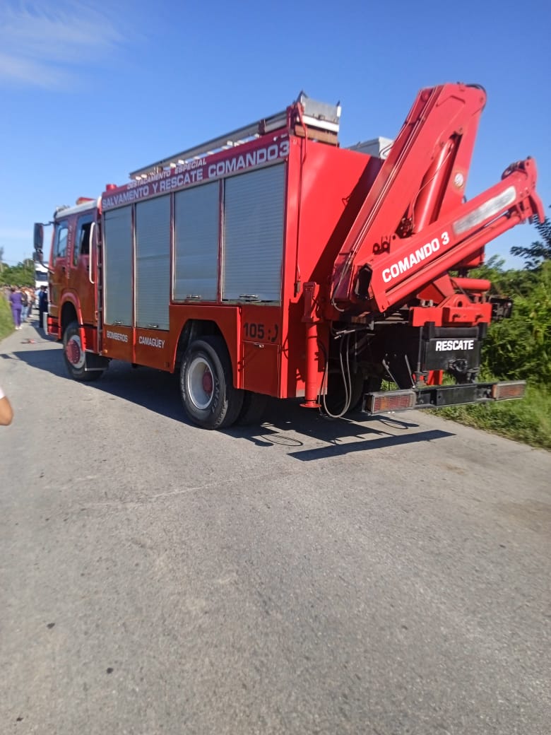 cadenagramonte's tweet photo. 🚨 Accidente en #Camagüey: un fallecido y 8 lesionados.

Un ómnibus de Viazul (ruta Santiago–Habana) impactó un camión de Esazúcar parqueado por fallas técnicas en el km 544 de la Carretera Central, San Blas.
🔹 Trasbordo garantizado para los pasajeros.
 #Cuba https://t.co/KAKok0vUXh