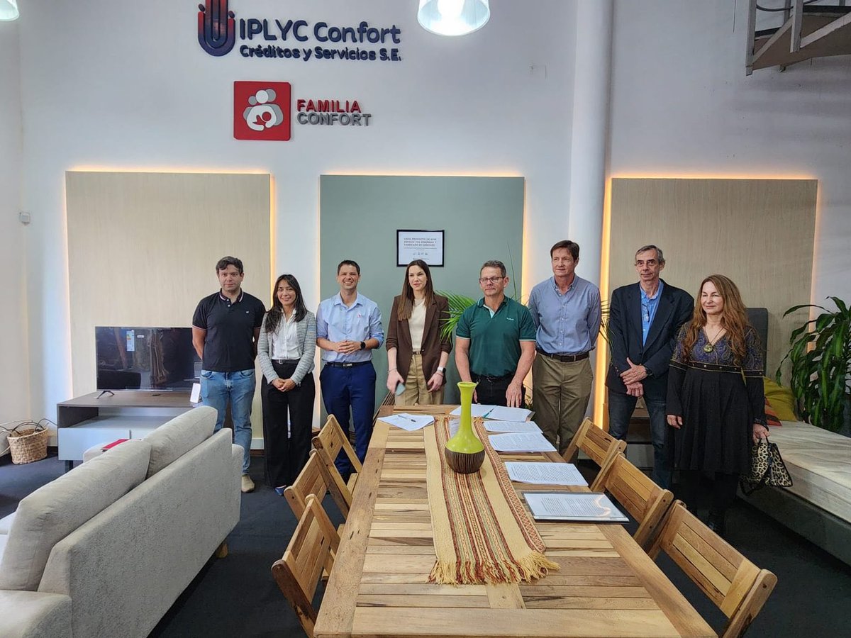 rdecut's tweet photo. Fortalecemos la industria misionera 🤝

Firmamos con el Ministerio de Industria un convenio para fortalecer y visibilizar la cadena de valor forestoindustrial y acompañar el crecimiento de las Pymes, emprendedores y trabajadores de nuestra provincia.

Desde @iplyc ponemos nuestra infraestructura y capacidad logística a disposición de la producción local, sumando a IPLyC Familia Confort como espacio de exhibición y venta de muebles misioneros.

Una articulación entre instituciones para seguir generando oportunidades y fortaleciendo la producción y el desarrollo económico de Misiones. 💪