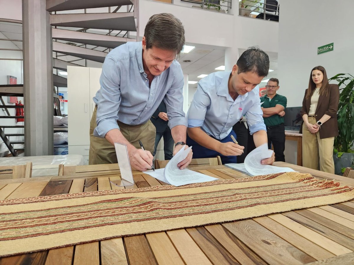 rdecut's tweet photo. Fortalecemos la industria misionera 🤝

Firmamos con el Ministerio de Industria un convenio para fortalecer y visibilizar la cadena de valor forestoindustrial y acompañar el crecimiento de las Pymes, emprendedores y trabajadores de nuestra provincia.

Desde @iplyc ponemos nuestra infraestructura y capacidad logística a disposición de la producción local, sumando a IPLyC Familia Confort como espacio de exhibición y venta de muebles misioneros.

Una articulación entre instituciones para seguir generando oportunidades y fortaleciendo la producción y el desarrollo económico de Misiones. 💪
