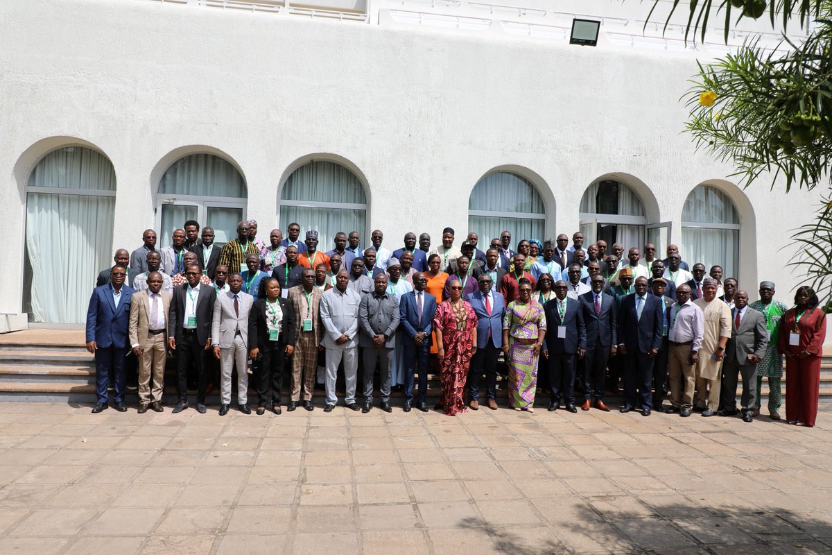 ARAA_CEDEAO's tweet photo. 🧑‍⚕️🐄🐐🐓 Santé animale : la 11ᵉ réunion annuelle du RAHN a démarré à Lomé !
La CEDEAO, à travers le CRSA, réunit les acteurs de la santé animale autour de la surveillance, de la prévention et du contrôle des maladies animales transfrontalières du 6 au 8 octobre 2026 à Lomé. https://t.co/LYRM00HdZx