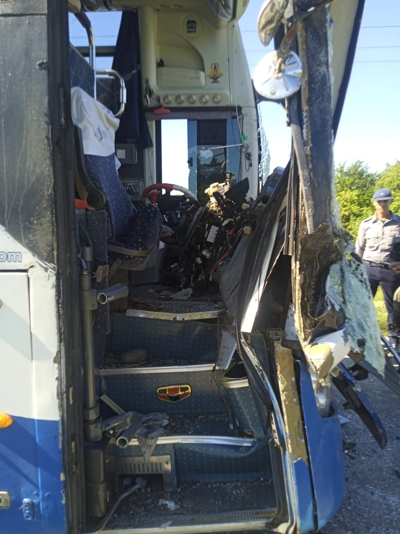 cadenagramonte's tweet photo. 🚨 Accidente en #Camagüey: un fallecido y 8 lesionados.

Un ómnibus de Viazul (ruta Santiago–Habana) impactó un camión de Esazúcar parqueado por fallas técnicas en el km 544 de la Carretera Central, San Blas.
🔹 Trasbordo garantizado para los pasajeros.
 #Cuba https://t.co/KAKok0vUXh