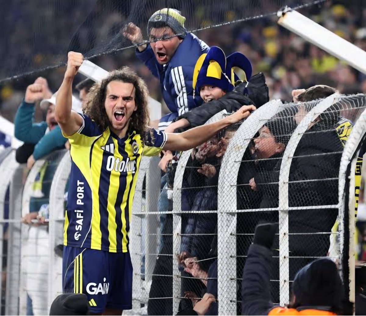 mehmetalexey0's tweet photo. 🚨 1. Fotorağfta Torerira Alanyaspor'a attığı gol sonrası Tribüne çıkıyor, SARI KART YOK.

2. Fotorafta bu sefer forma Rengi Farklı, 2 maç arasında Sadece 1 HAFTA var , Guendouzi SARI KART görüyor.

İŞTE YAPI BU YAPININ GÖRSELİ BU!!! https://t.co/4LxPzPzeul