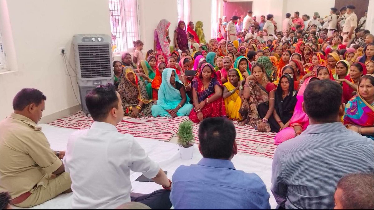 DmMadhubani's tweet photo. जनता की समस्याओं के समाधान के लिए प्रशासन पहुँचा जनता के द्वार।

लदनिया प्रखंड की एकहरी पंचायत में आयोजित सहयोग शिविर में DM श्री आनंद शर्मा ने ग्रामीणों से सीधे संवाद कर उनकी समस्याएँ सुनीं और संबंधित अधिकारियों को समयबद्ध एवं गुणवत्तापूर्ण समाधान के निर्देश दिए।

सहयोग पोर्टल:
➡️ 25,172 आवेदन प्राप्त
➡️ 22,893 आवेदनों का निष्पादन

शिविर में DM के कर-कमलों से 4 भूमिहीन परिवारों को वासगीत पर्चा एवं 5 लाभुकों को जन्म-मृत्यु प्रमाण पत्र प्रदान किए गए।

मधुबनी प्रशासन—जनता के द्वार, समाधान के साथ।

#MadhubaniFirst #SamratChoudhary