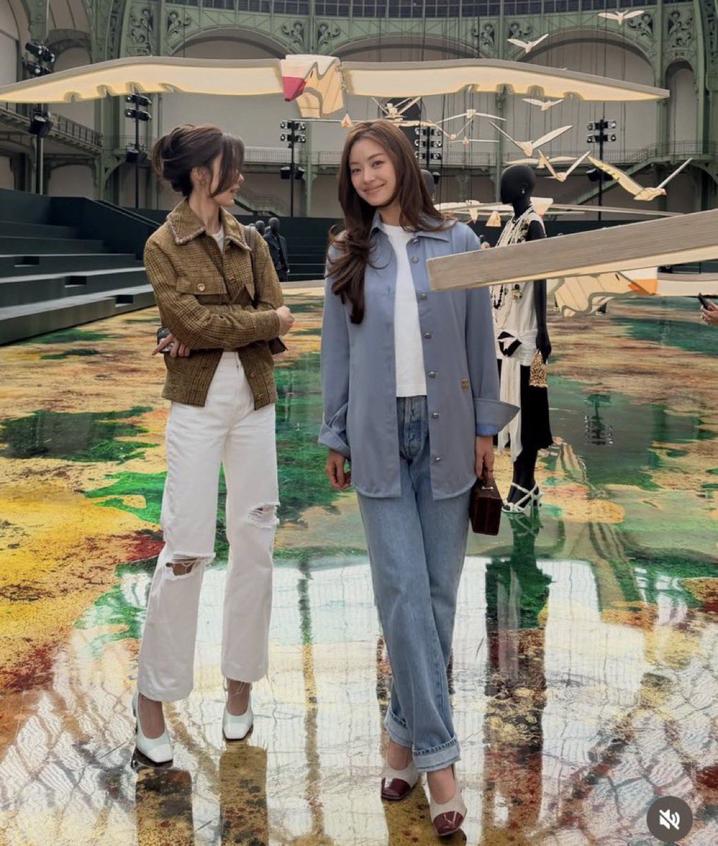 SunsetLM's tweet photo. 🧸: “Có phải yêu là rung động ngay từ đầu không?”
🦋: “Không nhất thiết.”
🧸: “Vậy yêu là gì?”
🦋: “Là một người ban đầu rất bình thường… rồi chẳng biết từ lúc nào lại trở thành người quan trọng nhất.”

🧸: “Nếu ban đầu chẳng có cảm giác đặc biệt thì sao?”
🦋: “Thì cứ ở cạnh nhau.”
🧸: “Rồi sao nữa?”
🦋: “Rồi sẽ có một ngày em cười, chị cũng muốn cười theo.”
🦋: “Em buồn, chị lại thấy lòng mình nặng hơn một chút.”
🦋: “Em đi đâu, chị vô thức nhìn theo.”
🦋: “Và khi em không ở đây… chị bắt đầu thấy thiếu.”

🧸: “Đó là lúc chị biết mình yêu em à?”
🦋: “Không.”
🧸: “Vậy khi nào?”
🦋: “Là lúc chị nhận ra… hạnh phúc của em đã trở thành một phần trong hạnh phúc của chị.”

#CHANELSS27xLenaMiu #LalinaLena #MiuNatsha #CHANELSSpringSummer #CHANEL #PFW @lena__lorena @miunatshaa @CHANEL