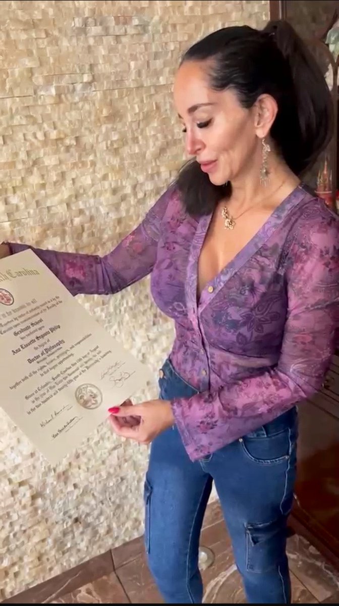 LIZSPHILIP2's tweet photo. Anoche me llegó una sorpresa precumpleañera, así que hoy festejo doble 🙌🥰 #phd #doubledegree #cumpleañera https://t.co/sse5Lujkmg