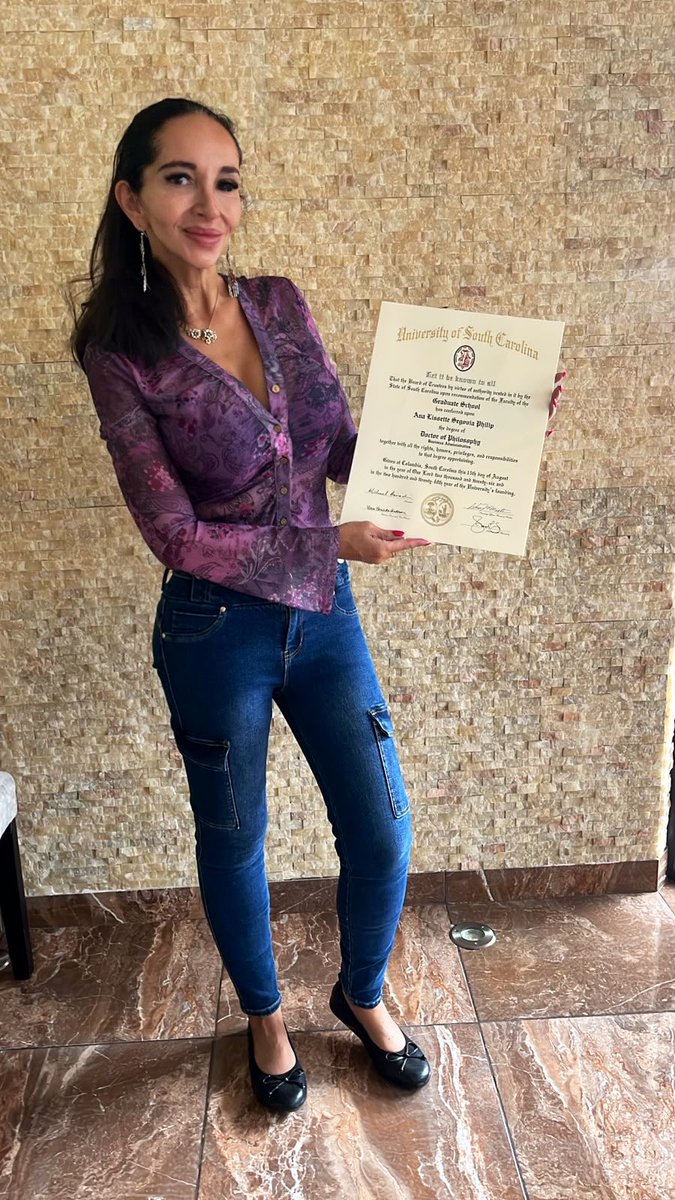 LIZSPHILIP2's tweet photo. Anoche me llegó una sorpresa precumpleañera, así que hoy festejo doble 🙌🥰 #phd #doubledegree #cumpleañera https://t.co/sse5Lujkmg