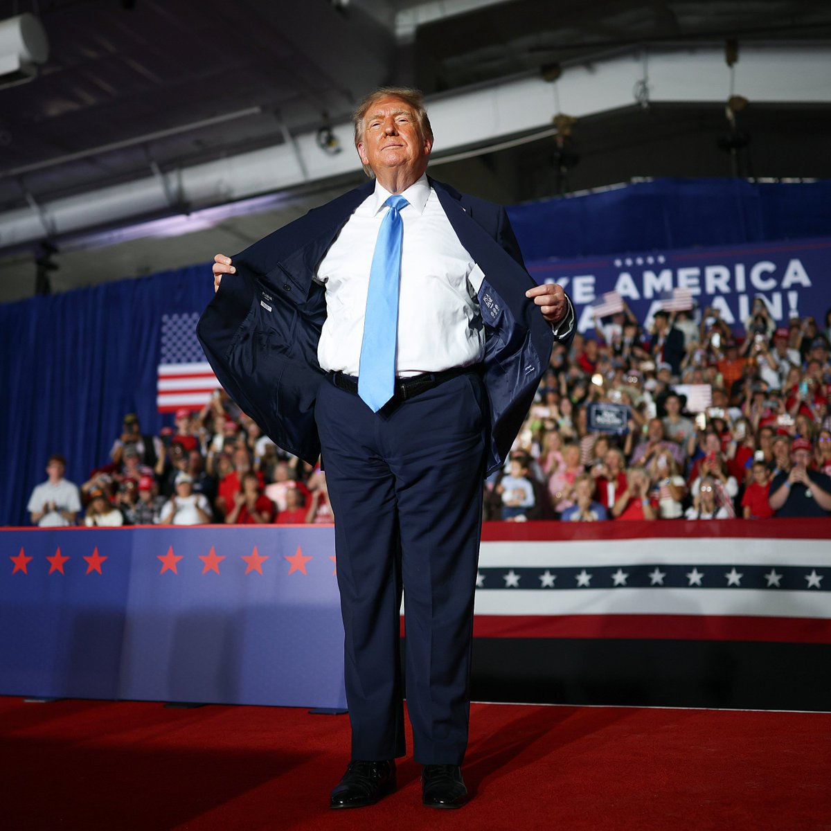 dieworkwear's tweet photo. Interesting. 

Jos. A. Bank suits are all made overseas, typically in countries like China and Bangladesh. They carry an associate label called Joseph Abboud, which is made in the United States.

I wonder why Trump choose the cheap import over the US-made suit. https://t.co/YKGQ23Rs7H