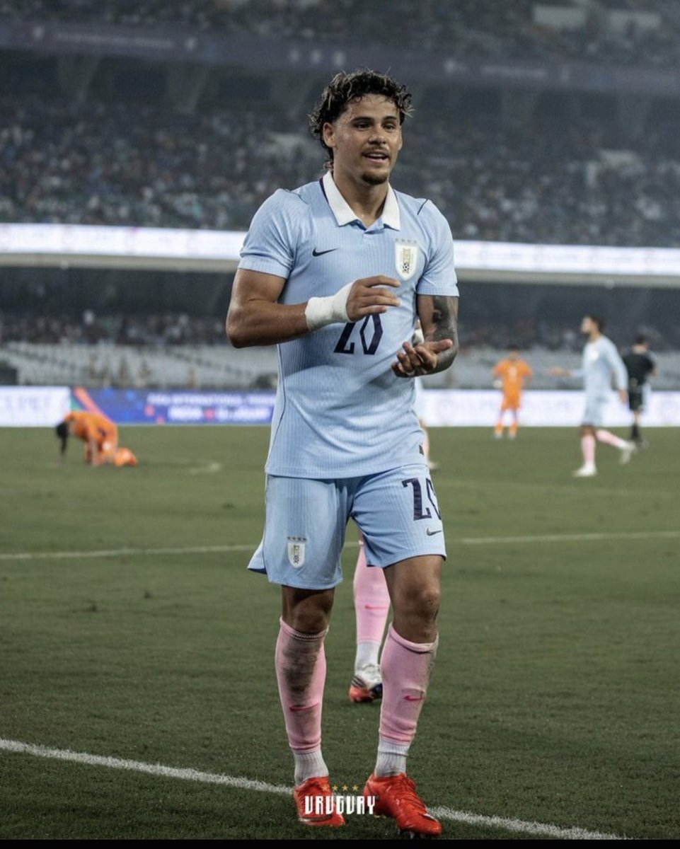 BachsMartin's tweet photo. 🔵🔵 #TORMENTA DE GOLES CELESTES: #URUGUAY APLASTÓ 6-1 A LA DÉBIL #INDIA EN CALCUTA

Seis para triunfar... Uruguay, tras un #flojo primer tiempo, apretó el pie en el #acelerador en el complemento y se terminó #floreando al vencer 6-1 a India, rival que ocupa el lugar 138 del Ranking FIFA.

AMISTOSO INTERNACIONAL

INDIA 1-6 URUGUAY
@Uruguay
Estadio #VYBK Vivekananda Yuba Bharati Krirangan (Calcuta).

#Goles: 
11' Darwin Núñez (U, de penal) 0-1 
22' Thapa (I) 1-1
29' Maxi Araújo (U) 1-2 53' Rodrigo Zalazar (U) 1-3
59' Maxi Araújo (U) 1-4 71' Juan Manuel Sanabria (U) 1-5
86' Rodrigo Aguirre (U, de afuera del área) 1-6

🔵🔵 #URUGUAY: 
Thiago Cardozo, Nahitan Nandez (45 Guillermo Varela), Santiago Mouriño, José María Giménez (64 Juan Martín Rodríguez), Joaquín Piquerez (63 Juan Manuel Sanabria), Rodrigo Zalazar (64 Facundo Pellistri), Emiliano Martínez (45 Lucas Torreira), Rodrigo Bentancur (63 Facundo Bernal), Maximiliano Araújo, Federico Viñas, Darwin Núñez (63 Rodrigo Aguirre). 
#DT: Diego Forlán.