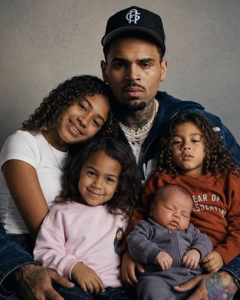lapreskription's tweet photo. 🚨 CHRIS BROWN DANS LA TOURMENTE !

Diamond Brown lui réclame près de 45 000 $ par mois et l’accuse d’être un mauvais père.

Mais retournement de situation : ses 3 autres baby mamas ont pris sa défense. 😳 https://t.co/P0QeVsREgQ