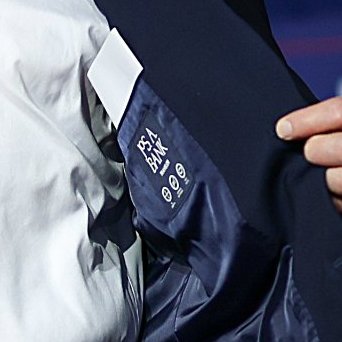 dieworkwear's tweet photo. Interesting. 

Jos. A. Bank suits are all made overseas, typically in countries like China and Bangladesh. They carry an associate label called Joseph Abboud, which is made in the United States.

I wonder why Trump choose the cheap import over the US-made suit. https://t.co/YKGQ23Rs7H
