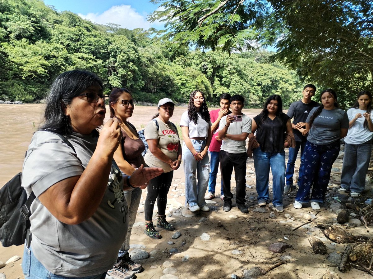 AMAESsv's tweet photo. #SembrandoEsperanza
Desarrollamos una jornada de restauración de suelos que reunió a mujeres de Coatepeque, Candelaria de la Frontera y Ocotepeque, junto a la Red de Juventudes Comunicadoras Ambientalistas. (1/7) https://t.co/wRnlEIOOIU