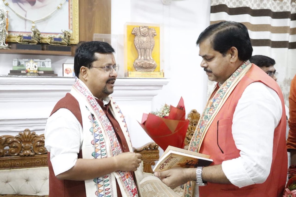mkrtiwari_bjp's tweet photo. आज माननीय राष्ट्रीय अध्यक्ष श्री @NitinNabin जी के पटना आगमन के अवसर पर उनसे शिष्टाचार भेंट हुई। इस दौरान संगठनात्मक विषयों, जनसेवा तथा विकसित बिहार के निर्माण को लेकर विस्तृत एवं सार्थक चर्चा हुई।

इस अवसर पर अपनी पुस्तक ‘वंदे मातरम्’ उन्हें सादर भेंट की। https://t.co/rR22u9ggnv