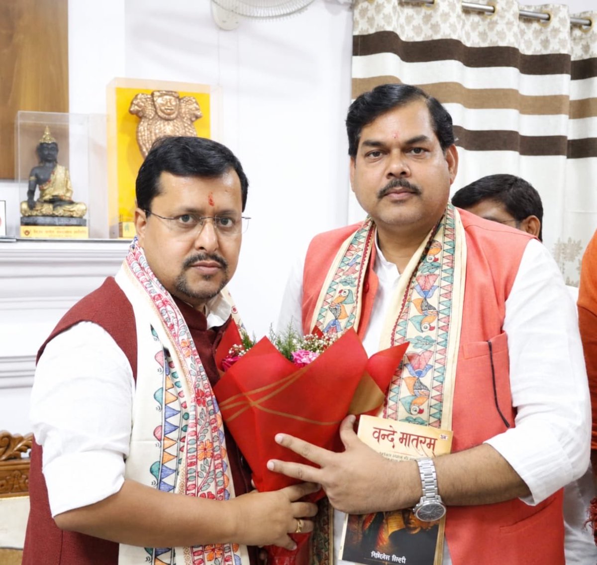 mkrtiwari_bjp's tweet photo. आज माननीय राष्ट्रीय अध्यक्ष श्री @NitinNabin जी के पटना आगमन के अवसर पर उनसे शिष्टाचार भेंट हुई। इस दौरान संगठनात्मक विषयों, जनसेवा तथा विकसित बिहार के निर्माण को लेकर विस्तृत एवं सार्थक चर्चा हुई।

इस अवसर पर अपनी पुस्तक ‘वंदे मातरम्’ उन्हें सादर भेंट की। https://t.co/rR22u9ggnv