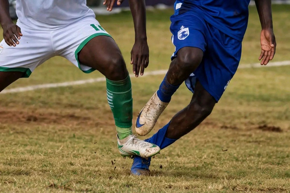 Ombeva_Joseh's tweet photo. The only mistake the referee did was to spot a foul. When will hooliganism end in our football?
#FootballKE https://t.co/maWEUyaFUF