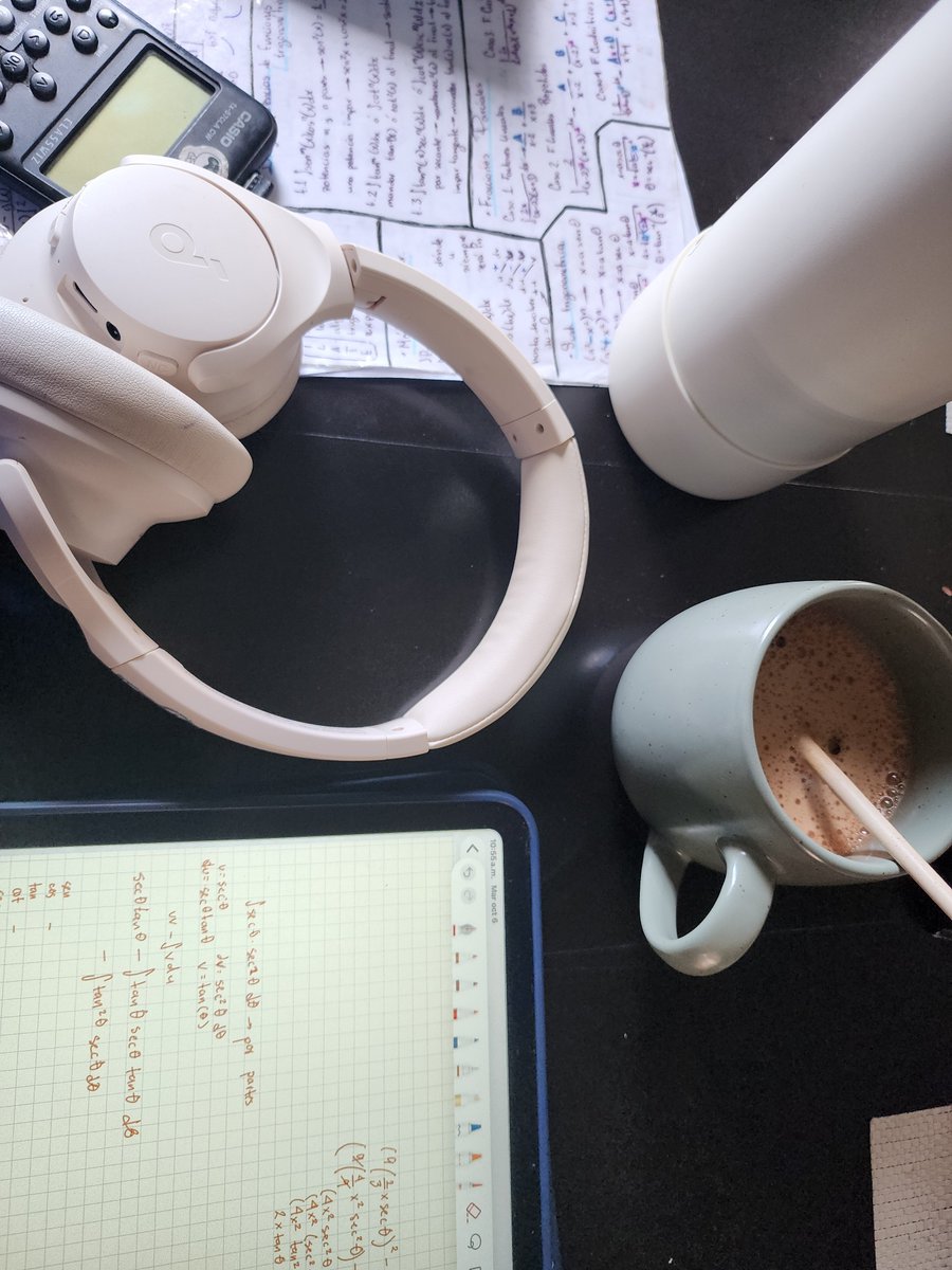 miniyoomi's tweet photo. Café, agua, audífonos, de aquí no me mueven hasta acabar https://t.co/TwyR7cyCMQ