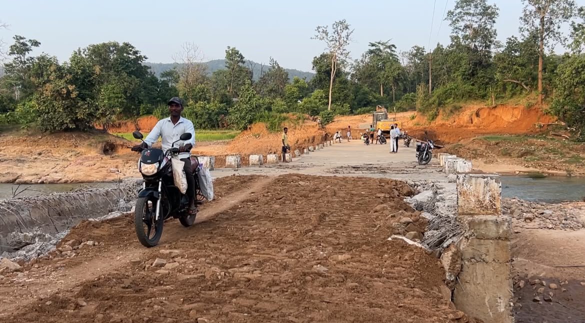 NarayanpurDist's tweet photo. बाढ़ से क्षतिग्रस्त भरंडा-हुच्चाकोट मार्ग 7 दिनों में बहाल, ग्रामीणों को मिली राहत
कलेक्टर श्रीमती नम्रता जैन के निर्देश पर लोक निर्माण विभाग ने बाढ़ से क्षतिग्रस्त भरंडा-हुच्चाकोट मार्ग की मरम्मत कर महज 7 दिनों में आवागमन बहाल किया।
#Narayanpur #Abhujhmaad #Maad https://t.co/OufA5n0pFC
