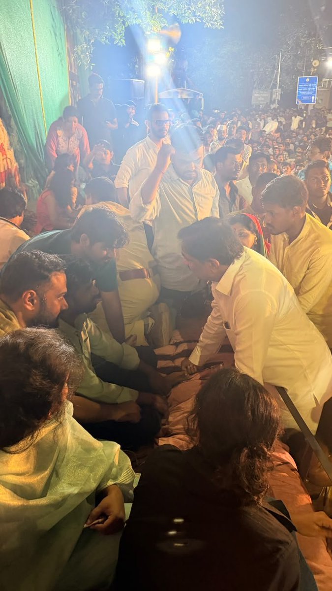 Jayant_R_Patil's tweet photo. पुण्यात सुरू असलेल्या MPSC विद्यार्थ्यांच्या आंदोलनात उपस्थित राहून त्यांच्याशी संवाद साधला. त्यांच्यामागे राष्ट्रवादी काँग्रेस शरदचंद्र पवार पक्ष भक्कमपणे उभा आहे हा विश्वास दिला. 

सहा युवक गेल्या काही दिवसांपासून उपोषण करत आहेत. सरकार नमत नाही तोपर्यंत उपोषण करण्याचे सामर्थ्य ते दाखवत आहेत. त्यांचे कौतुक झालेच पाहिजे. MPSC परीक्षेत घोटाळे होतात हे विद्यार्थ्यांना माहितच नव्हतं. पण पेपर लीक होण्याचे पुरावे बाहेर यायला लागले तेव्हा संपूर्ण महाराष्ट्राला झटका बसला. खेड्यापाड्यातून मुलं MPSC ची तयारी करण्यासाठी शहराकडे येतात. कर्ज काढून मुलं, त्यांचे पालक या स्पर्धा परीक्षांची तयारी करण्यासाठी पाठवतात. 

तुम्हा सर्वांची मागणी न्याय्य आहे. परीक्षा पारदर्शी झाली पाहिजे, ज्यांच्या काळात हा गैरव्यवहार झाला त्या अध्यक्षांचा पायउतार झाला पाहिजे अशा माफक मागण्या तुमच्या आहेत. मला आश्चर्य वाटते आहे की, मुख्यमंत्री अध्यक्षांमध्ये इतके का गुंतले आहेत? दिल्लीत विद्यार्थ्यांच्या प्रचंड मोठ्या दबावानंतर प्रधानानांचा राजीनामा घ्यावा लागला. तशीच परिस्थिती महाराष्ट्रात निर्माण करणे गरजेचे आहे.  आम्ही १५ वर्षे सत्तेत होतो पण कधी MPSC चे पेपर फुटले नाही. त्या काळात आई वडील विश्वासाने मुलांना पाठवायचे. मात्र आज सामान्य नागरिकांचा सरकारी व्यवस्थेवरून विश्वास उडालेला आहे. 

अद्याप पेपरफुटीवर चौकशी करण्यासाठी SIT नेमलेली नाही. परीक्षेत  पारदर्शीपणा आणा इतकी साधी मागणी या विद्यार्थ्यांची आहे. बेरोजगारी प्रचंड वाढत आहे, परदेशी गुंतवणूक कमी होऊ लागली आहे, खाजगी उद्योग केंद्रित होत आहेत. त्यामुळे या स्पर्धा परीक्षा मुलांच्या भविष्याच्या दृष्टीने महत्वाच्या आहेत. कष्टाचे फळ मिळेल हे स्वप्न घराघरात बघितले जात होते. मात्र हे स्वप्न भंग करण्याचे काम सरकारी व्यवस्था करत आहेत. 

तुमच्या या आंदोलनास प्रतिसाद देत येत्या २-४ दिवसांत सरकार MPSC अध्यक्षांचा राजीनामा घेतील, SIT नेमतील अशी अपेक्षा आहे. जर तसे झाले नाही तर विधासभेत यासाठी आवाज उठवण्याचे वचन तुम्हाला देतो. लोकं जेव्हा रस्त्यावर येतात तेव्हा राज्यकर्त्यांनी शहाणे व्हायचे असते, लोकं ठिय्या मांडून बसतात तेव्हा त्याची नोंद घेऊन ताबडतोब कारवाई केली पाहिजे. पण असा आडमुठेपणा जर केला तर आम्ही प्रखर विरोध केल्याशिवाय राहणार नाही.

#MPSCProtest #Pune #studentsunite