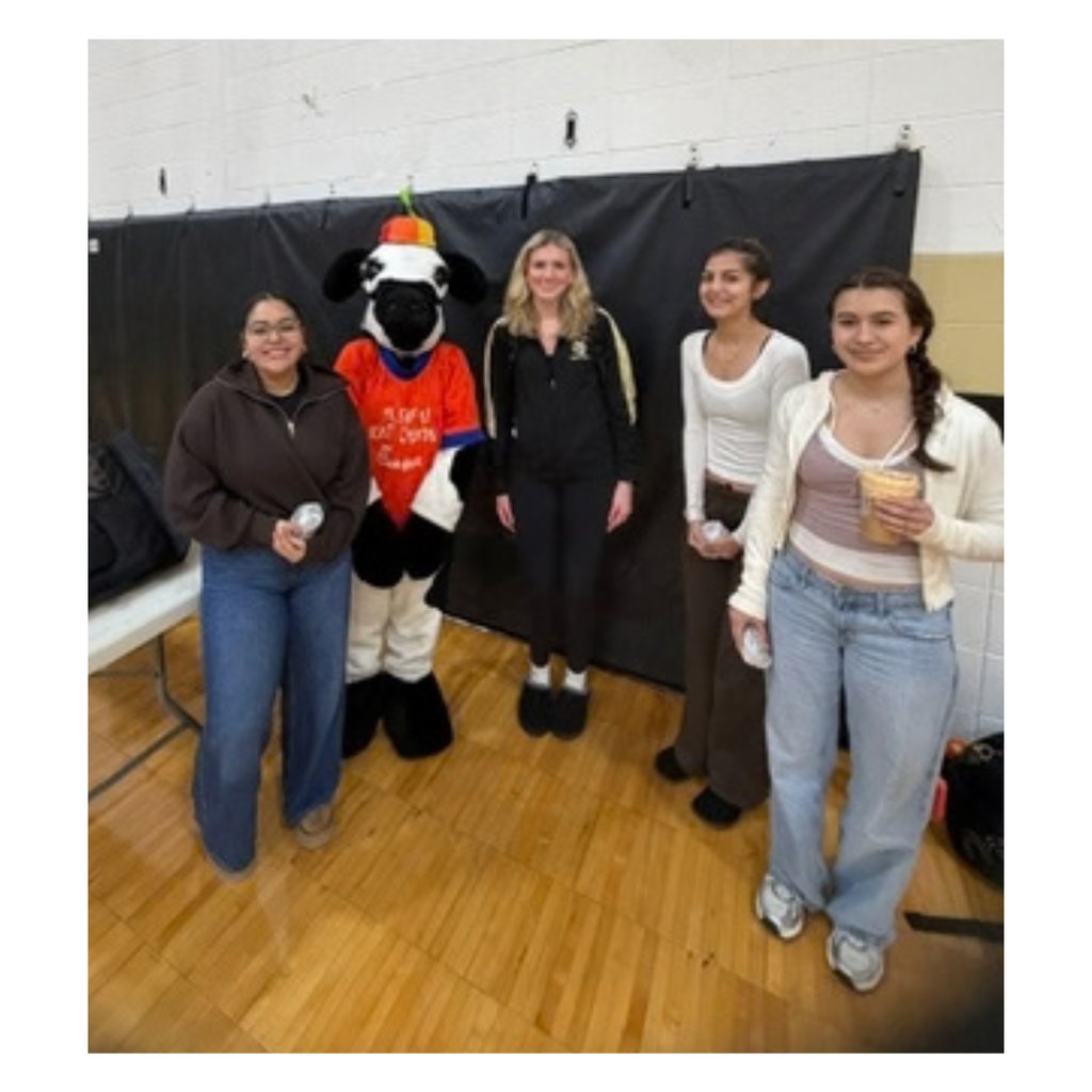 ExperienceOFHS's tweet photo. Showing up to school is always worth it - but today came w/a side of Chick-fil-A for our Seniors!
Thank you Seniors for showing up today - STRIVE FOR 95!!
A special shout out to Chick-fil-A from Tinley Park for our breakfast.
#TheBengalWay
#Classof2027
#BreakfastTime https://t.co/hngDnw8rV7