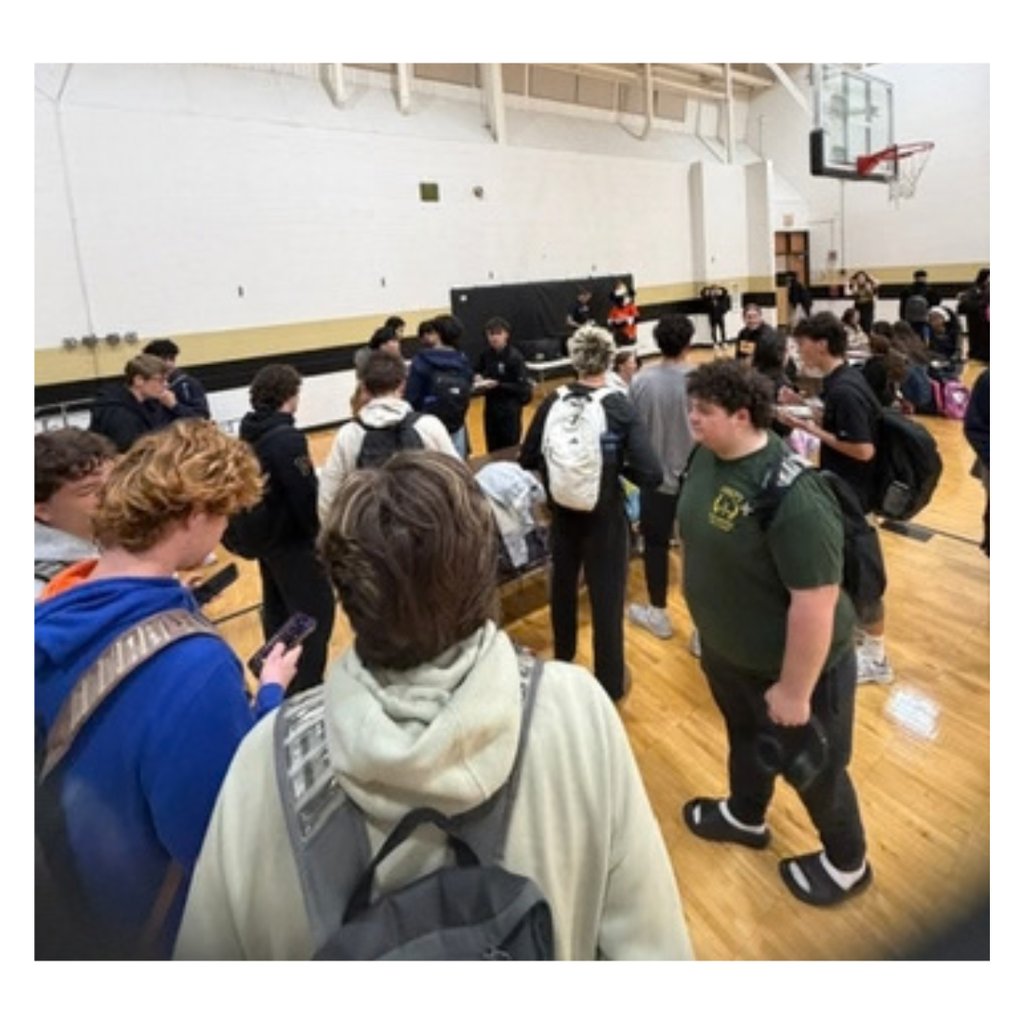 ExperienceOFHS's tweet photo. Showing up to school is always worth it - but today came w/a side of Chick-fil-A for our Seniors!
Thank you Seniors for showing up today - STRIVE FOR 95!!
A special shout out to Chick-fil-A from Tinley Park for our breakfast.
#TheBengalWay
#Classof2027
#BreakfastTime https://t.co/hngDnw8rV7