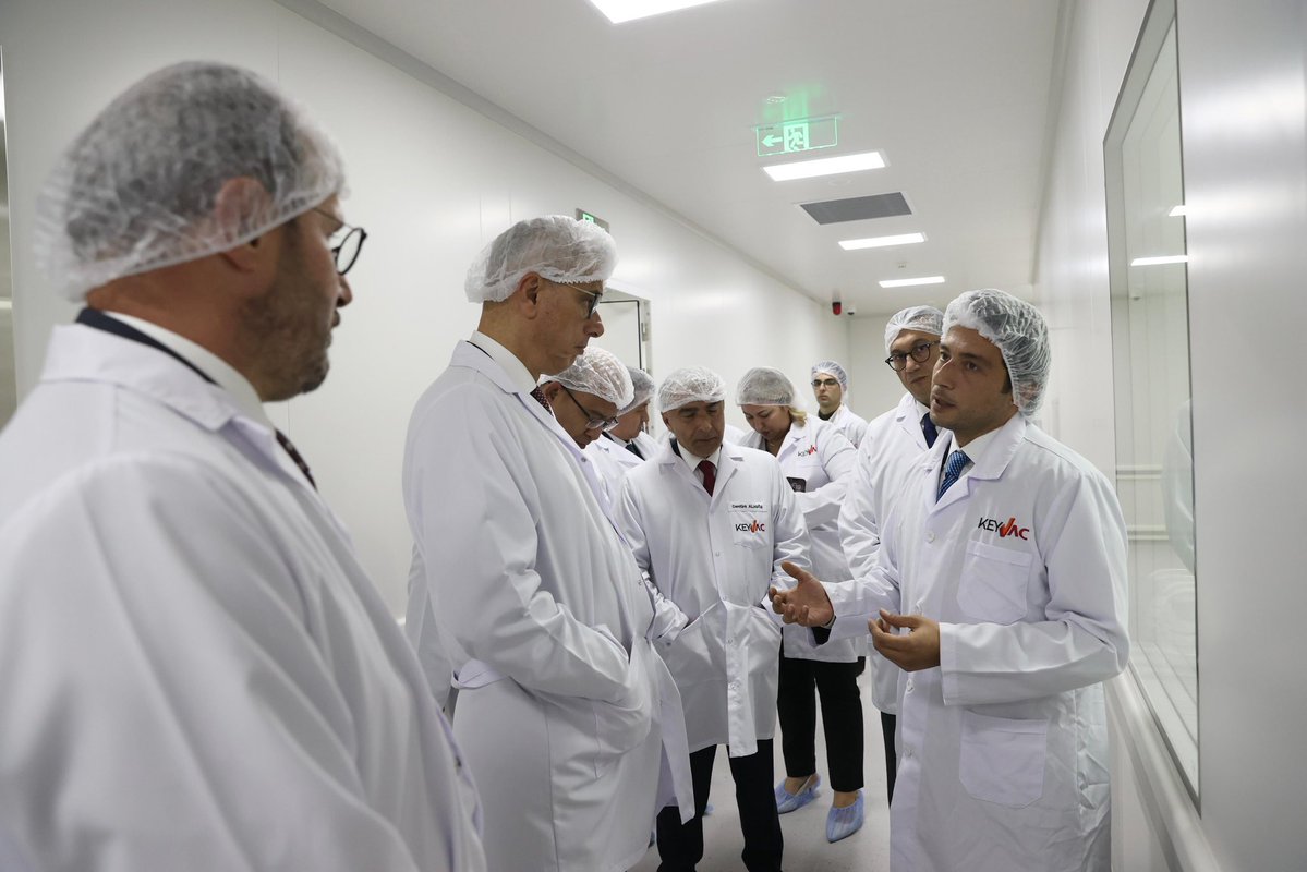 saglikbakanligi's tweet photo. Sağlık Bakanımız Prof. Dr. Kemal Memişoğlu, ülkemizin aşı ve biyoteknoloji alanındaki tesislerinden biri olan Keyvac Biyolojik Ürünler tesisini ziyaret etti.

📍Ankara https://t.co/jJI3LKzkhi