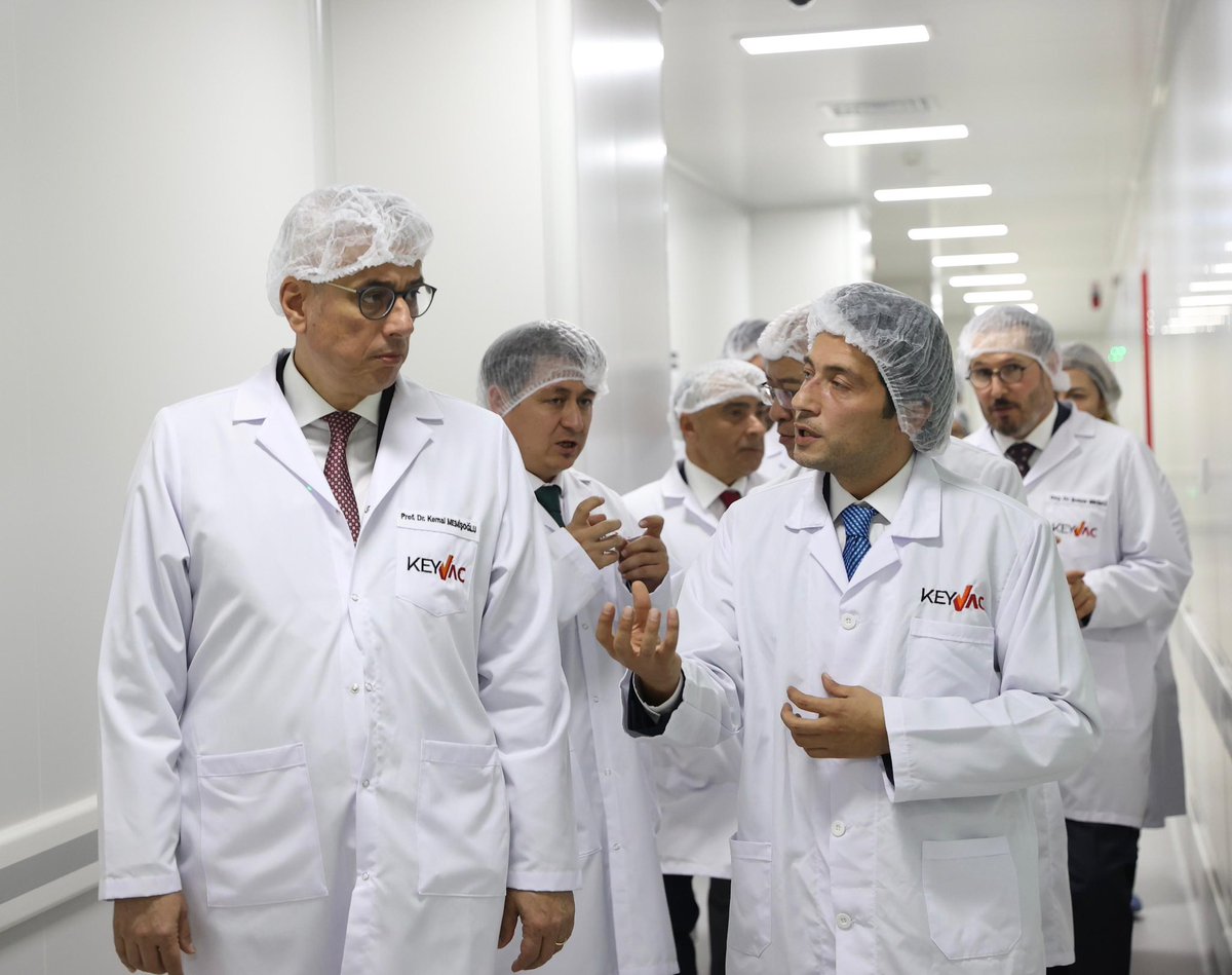 saglikbakanligi's tweet photo. Sağlık Bakanımız Prof. Dr. Kemal Memişoğlu, ülkemizin aşı ve biyoteknoloji alanındaki tesislerinden biri olan Keyvac Biyolojik Ürünler tesisini ziyaret etti.

📍Ankara https://t.co/jJI3LKzkhi
