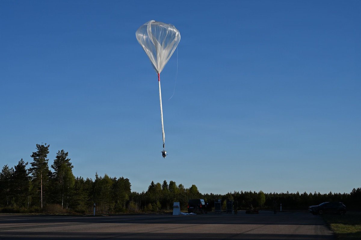 SOFXnetwork's tweet photo. Russia is testing balloon barriers to counter Ukrainian drones, using cables and suspended Kevlar threads to entangle propellers. The system could also force drones to higher altitudes, making them easier for radar and air defenses to detect and engage. Designers say it is ready for mass production.