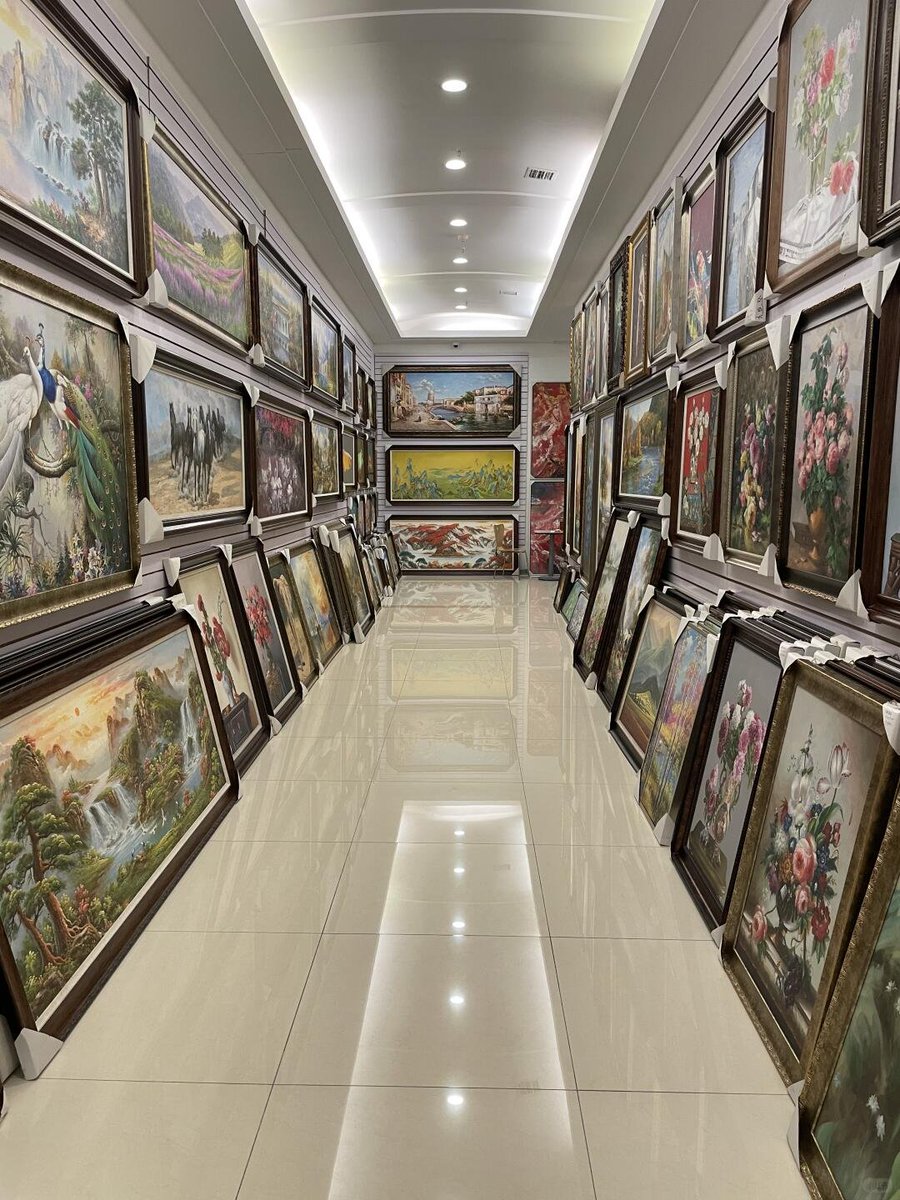 news426's tweet photo. Of course I’m not here to buy an oil painting. I’m just here looking for some inspiration🤭 https://t.co/KkaaeH07Hu