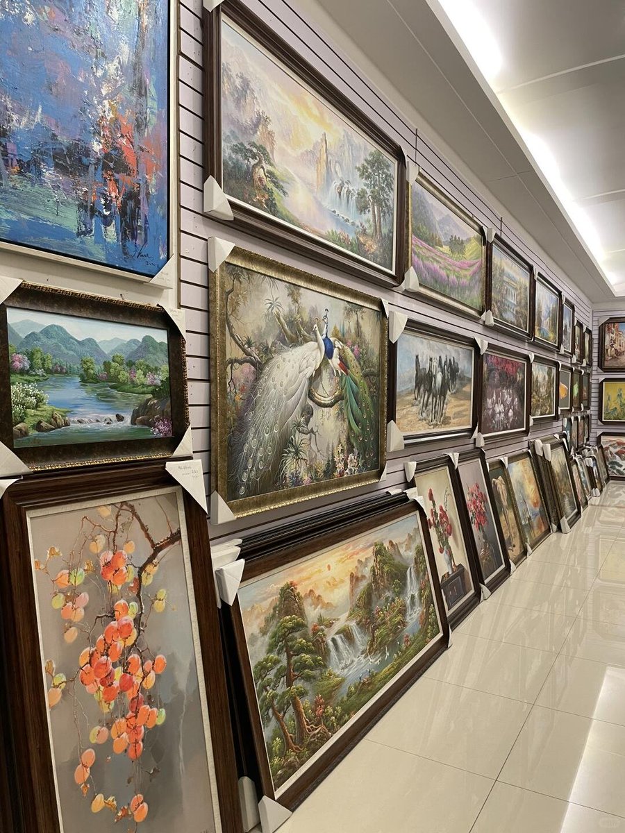 news426's tweet photo. Of course I’m not here to buy an oil painting. I’m just here looking for some inspiration🤭 https://t.co/KkaaeH07Hu