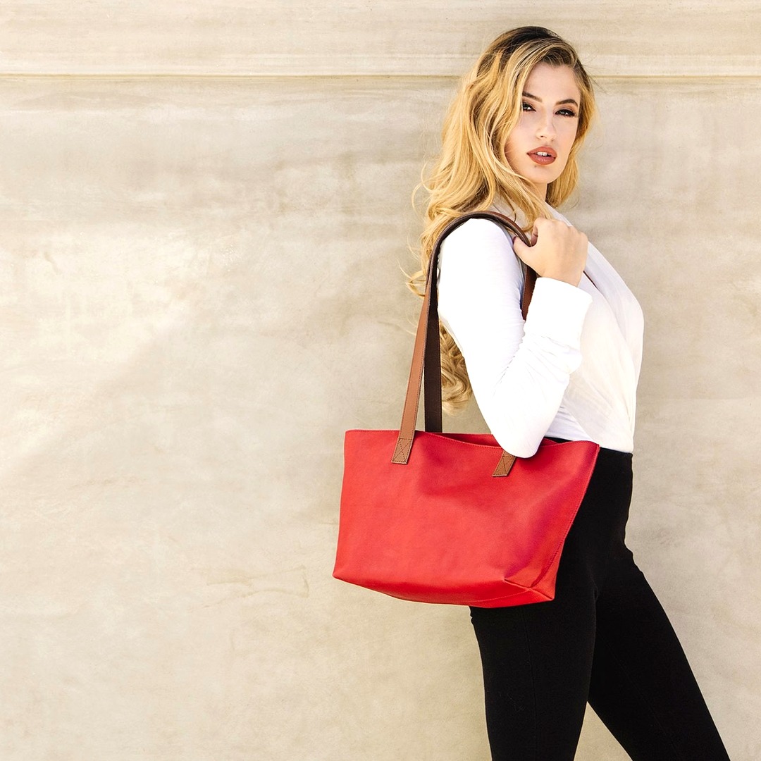 MySmallStoreMN's tweet photo. Work bag? Weekend bag? Both.

Kiko red tote: 18.5"L x 11"W x 5"D with center handles &amp; wide opening.

$89.99 · Free Shipping
shop. mysmall. store/products/kiko-red-tote-bag-must-have?variant=43094981148734

— My Small Store
#MySmallStore https://t.co/vfriwY1Qww