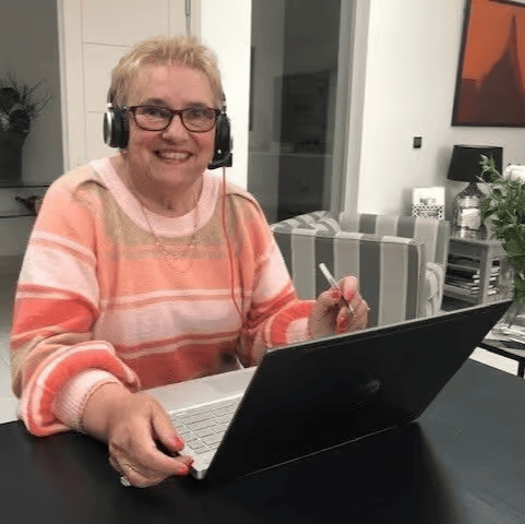 AFS_Charity's tweet photo. Meet our founder, Elizabeth Burton-Phillips MBE 💚

📖 Elizabeth shares her family's story in her book, 'Mum, can you lend me twenty quid?', read by thousands and translated into six languages.

Waterstones: https://t.co/Ypsnp7ZmTD
Audible: https://t.co/cdet8hYUPt https://t.co/Ri3HcaFEMi