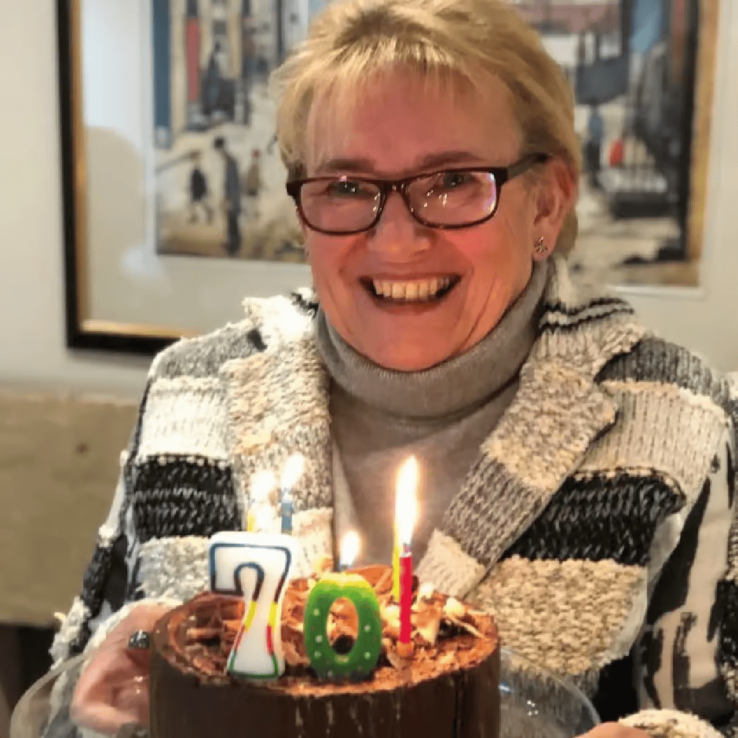 AFS_Charity's tweet photo. Meet our founder, Elizabeth Burton-Phillips MBE 💚

📖 Elizabeth shares her family's story in her book, 'Mum, can you lend me twenty quid?', read by thousands and translated into six languages.

Waterstones: https://t.co/Ypsnp7ZmTD
Audible: https://t.co/cdet8hYUPt https://t.co/Ri3HcaFEMi