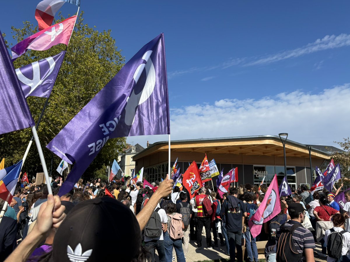 BrunoBertier's tweet photo. Nous étions nombreux dans les rues de #Laval pour soutenir les #Lycéens . De nombreuses revendications légitimes qui doivent être entendues par le gouvernement. La casse systématique du #ServicePublic amène notre pays dans le chaos. https://t.co/6FX6xBn2F2