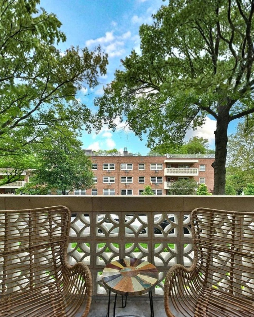 RealtorMindyMG's tweet photo. This spacious 2-bedroom co-op at The Claridge offers a private terrace, indoor parking, modern earthy finishes, and convenient access to the LIRR, dining, shopping, and parks.

📍 50 Hill Park Ave #1-L, Great Neck, NY
Price on Request.

#MindyMilesGreenberg #516RealtorMindy.com https://t.co/k5uQ0LuKV3