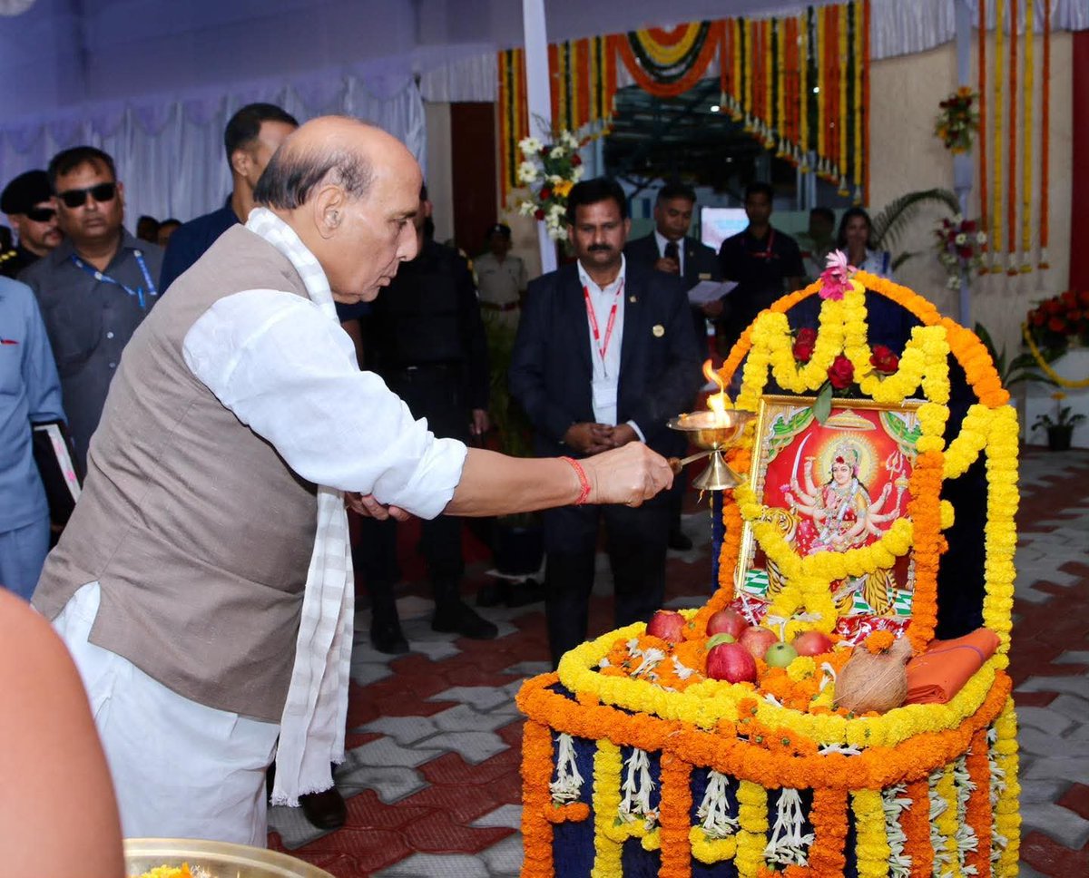 skpradhanbjp's tweet photo. ଆଜି ମାନ୍ୟବର ପ୍ରତିରକ୍ଷା ମନ୍ତ୍ରୀ ଶ୍ରୀଯୁକ୍ତ @rajnathsingh ଏବଂ ଓଡ଼ିଶାର ମାନ୍ୟବର ମୁଖ୍ୟମନ୍ତ୍ରୀ ଶ୍ରୀଯୁକ୍ତ @MohanMOdisha ଏଚ୍.ଏ.ଏଲ୍. (HAL) କୋରାପୁଟର ୨,୦୦୦ତମ ବିମାନ ଇଞ୍ଜିନ୍‌ର ଐତିହାସିକ ହସ୍ତାନ୍ତରଣ କାର୍ଯ୍ୟର ଶୁଭାରମ୍ଭ କରିଛନ୍ତି। https://t.co/RoZCepCvyS