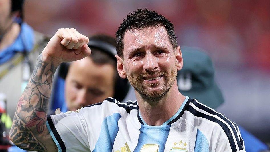 tefarabeh2's tweet photo. طب ما تخليك يا ميسي، وفكك من حوار الاعتزال ده 

خليك عشان اللي ماعندوش حد يهون عليه، خليك عشان اللي ملوش غيرك يفصله عن تعب الحياة، خليك عشان اللي لما بيحس إنه مخنوق بيجري عليك تنسيه اللي هو فيه .. خليك عشانا إحنا https://t.co/psdaVQBzQA