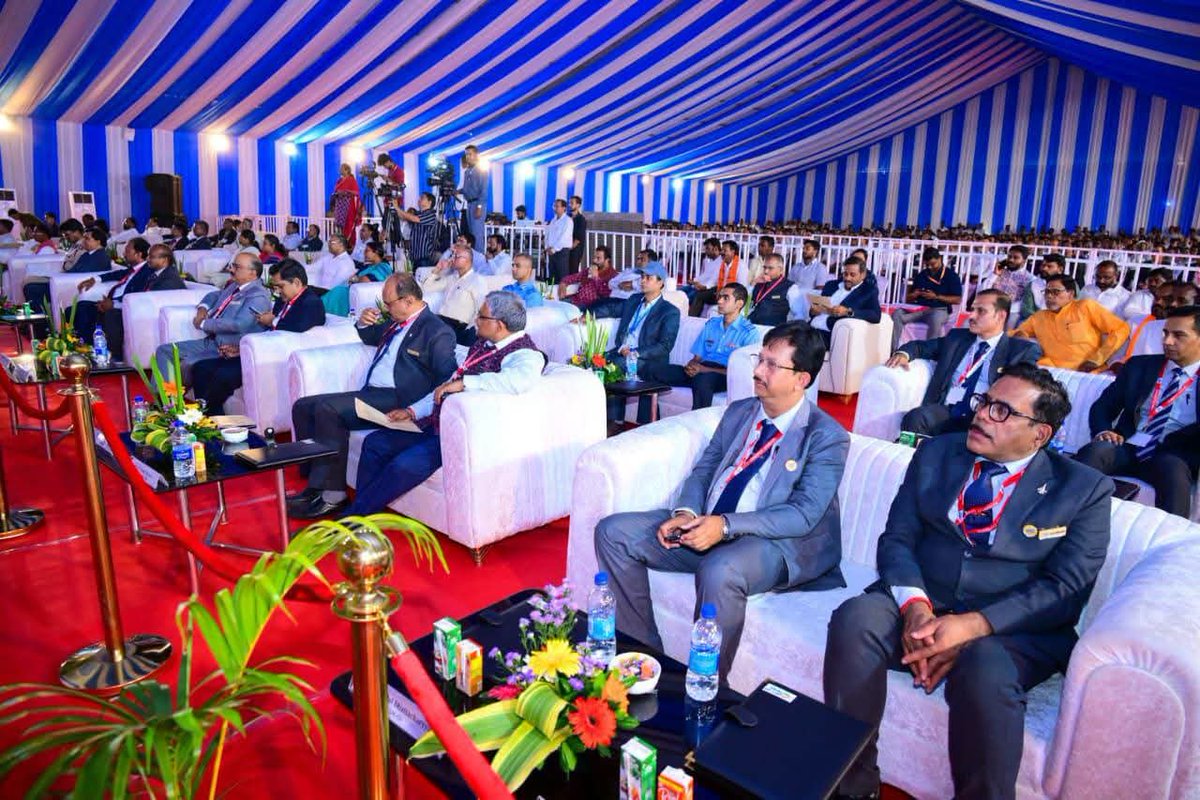 skpradhanbjp's tweet photo. ଆଜି ମାନ୍ୟବର ପ୍ରତିରକ୍ଷା ମନ୍ତ୍ରୀ ଶ୍ରୀଯୁକ୍ତ @rajnathsingh ଏବଂ ଓଡ଼ିଶାର ମାନ୍ୟବର ମୁଖ୍ୟମନ୍ତ୍ରୀ ଶ୍ରୀଯୁକ୍ତ @MohanMOdisha ଏଚ୍.ଏ.ଏଲ୍. (HAL) କୋରାପୁଟର ୨,୦୦୦ତମ ବିମାନ ଇଞ୍ଜିନ୍‌ର ଐତିହାସିକ ହସ୍ତାନ୍ତରଣ କାର୍ଯ୍ୟର ଶୁଭାରମ୍ଭ କରିଛନ୍ତି। https://t.co/RoZCepCvyS